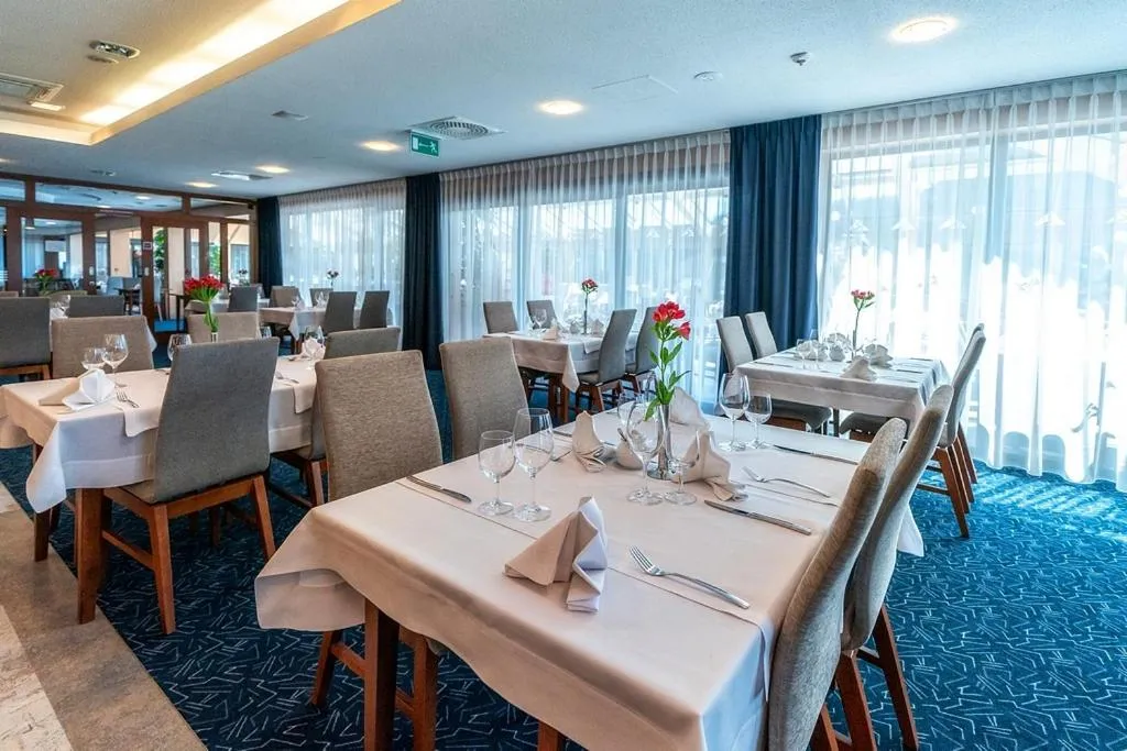 Restaurant/places to eat in Hotel Stok