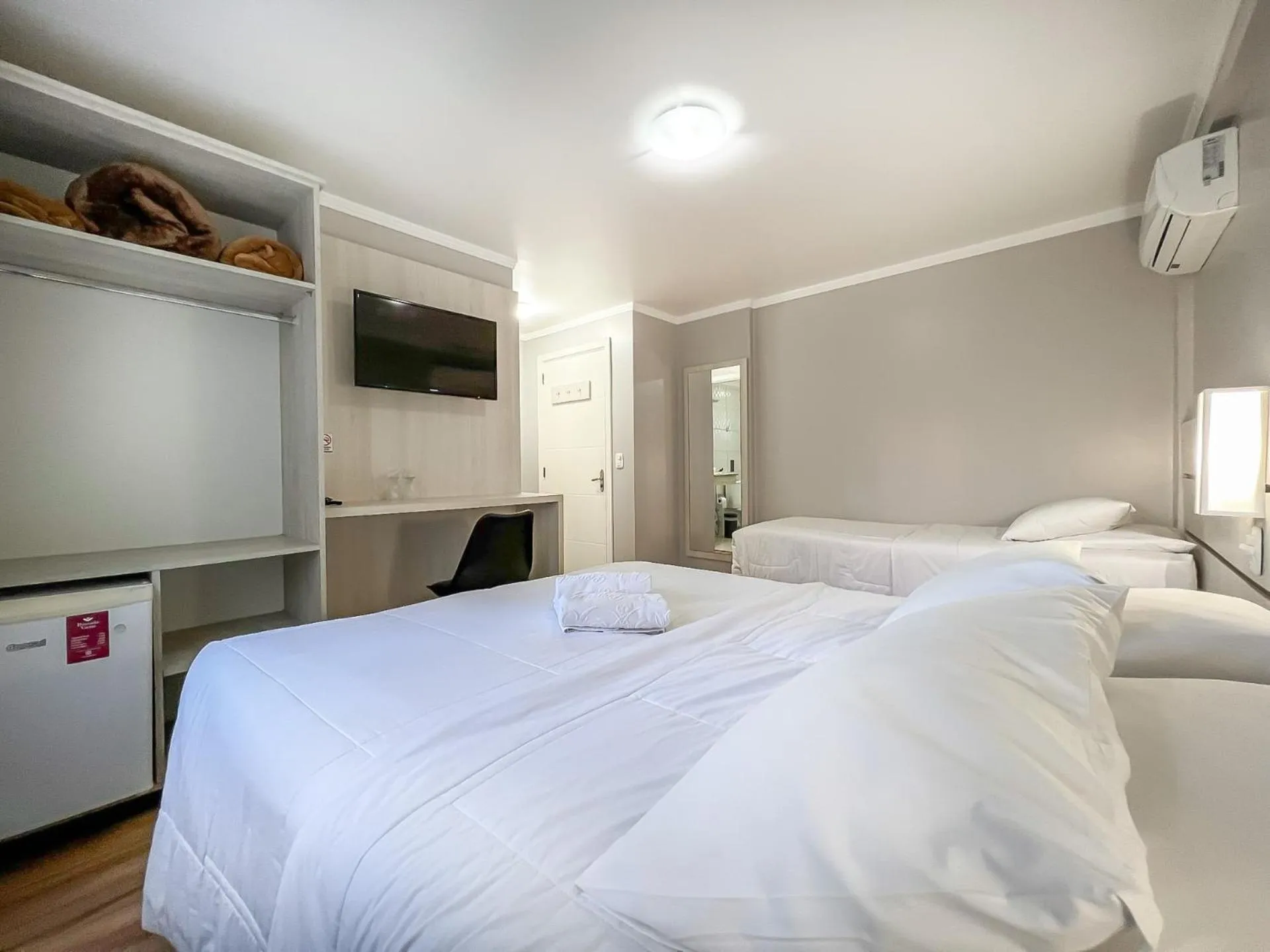 TV and multimedia, Bed in Pousada Viena