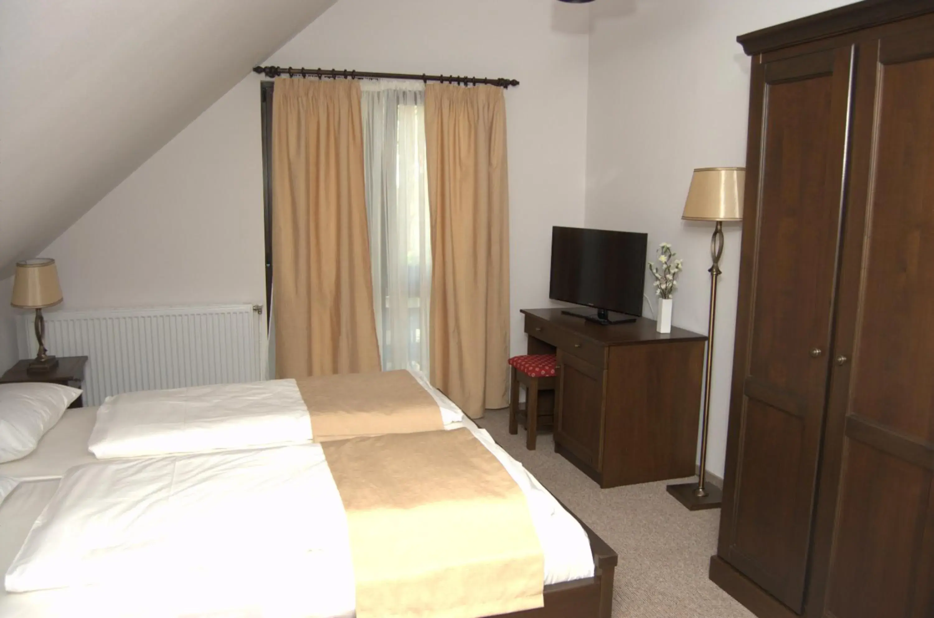 Superior Triple Room in Complex Parc Pini Moinesti Superior Triple Room in Complex Parc Pini Moinesti