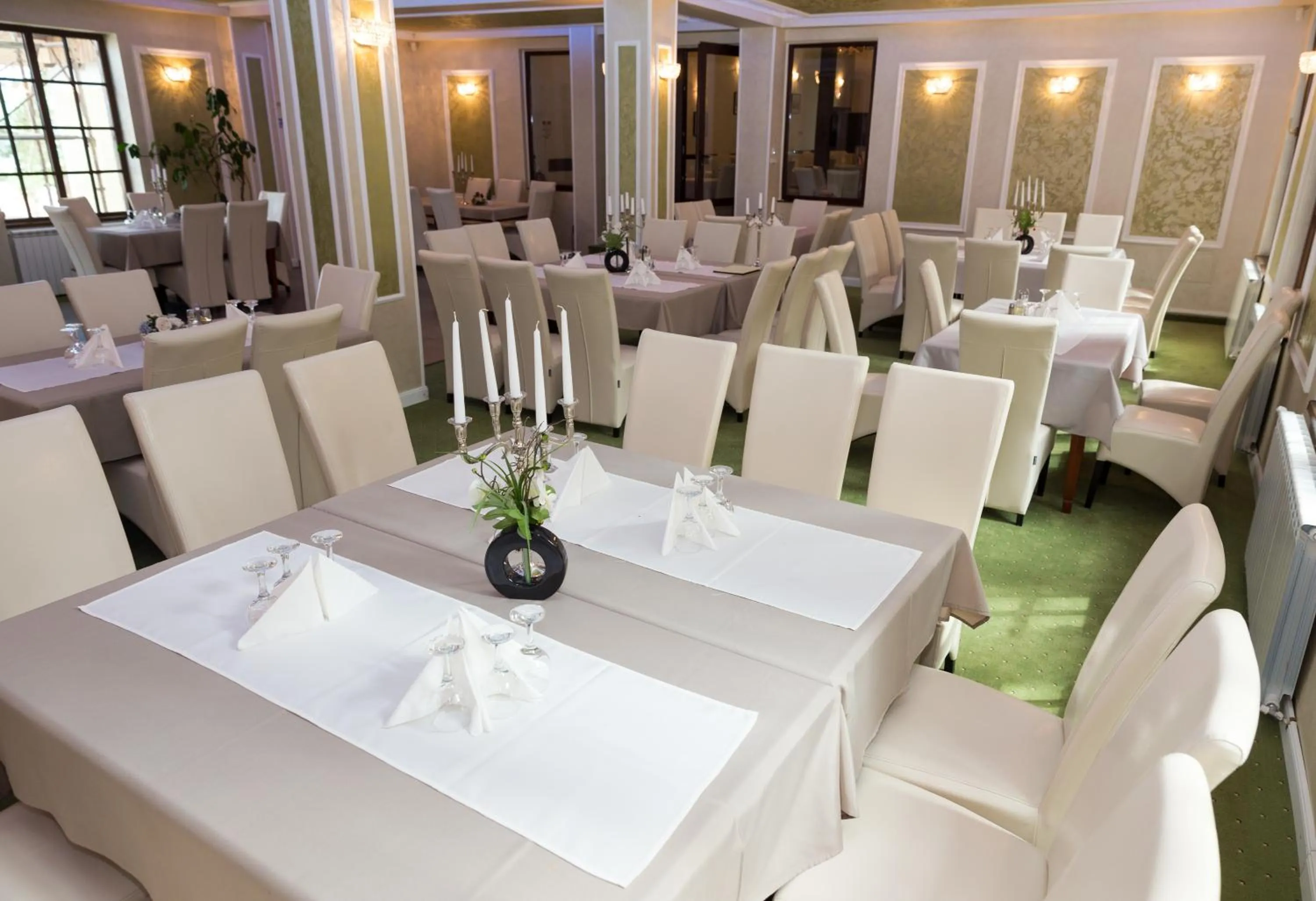 Restaurant/places to eat in Complex Parc Pini Moinesti