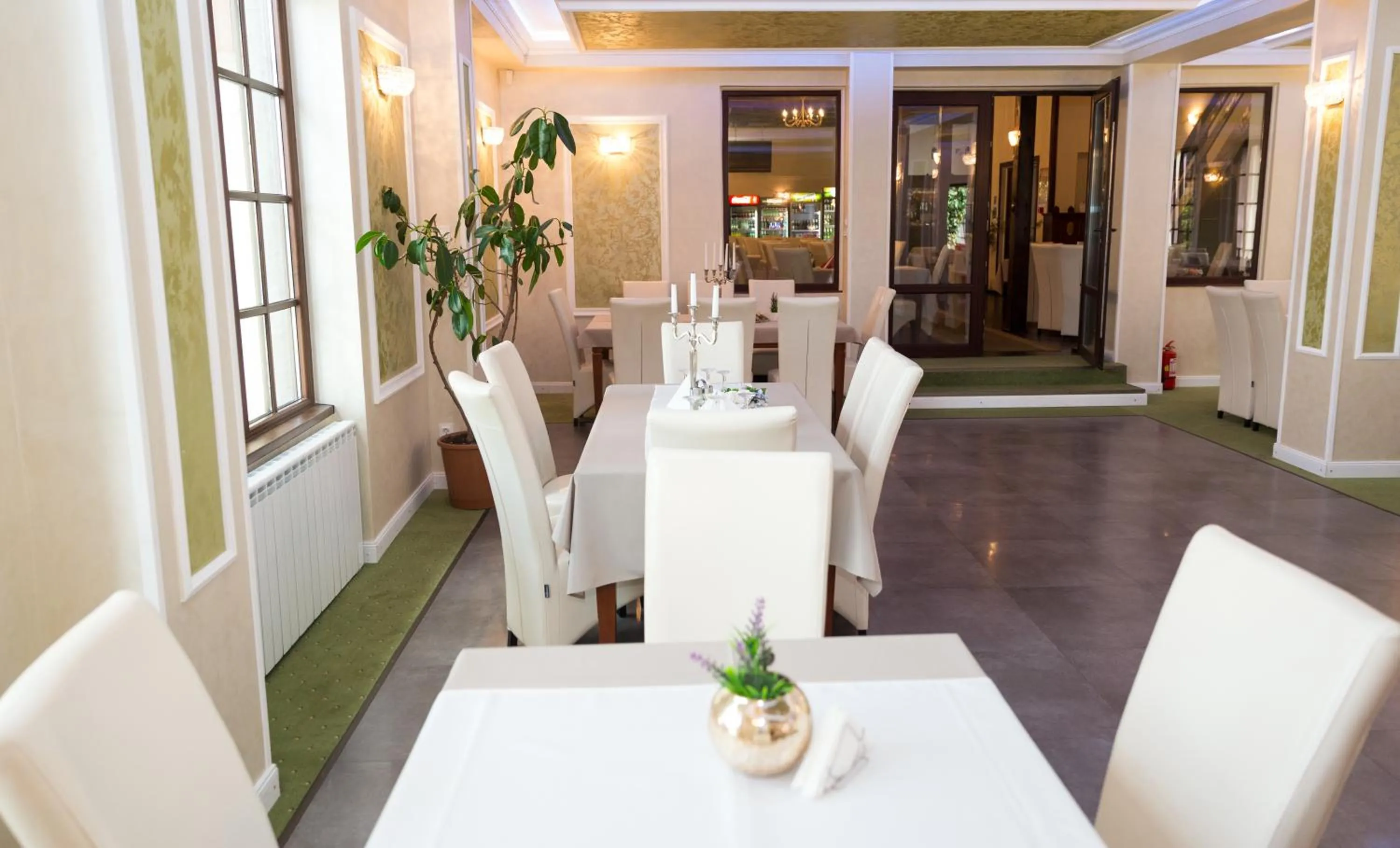 Restaurant/places to eat in Complex Parc Pini Moinesti