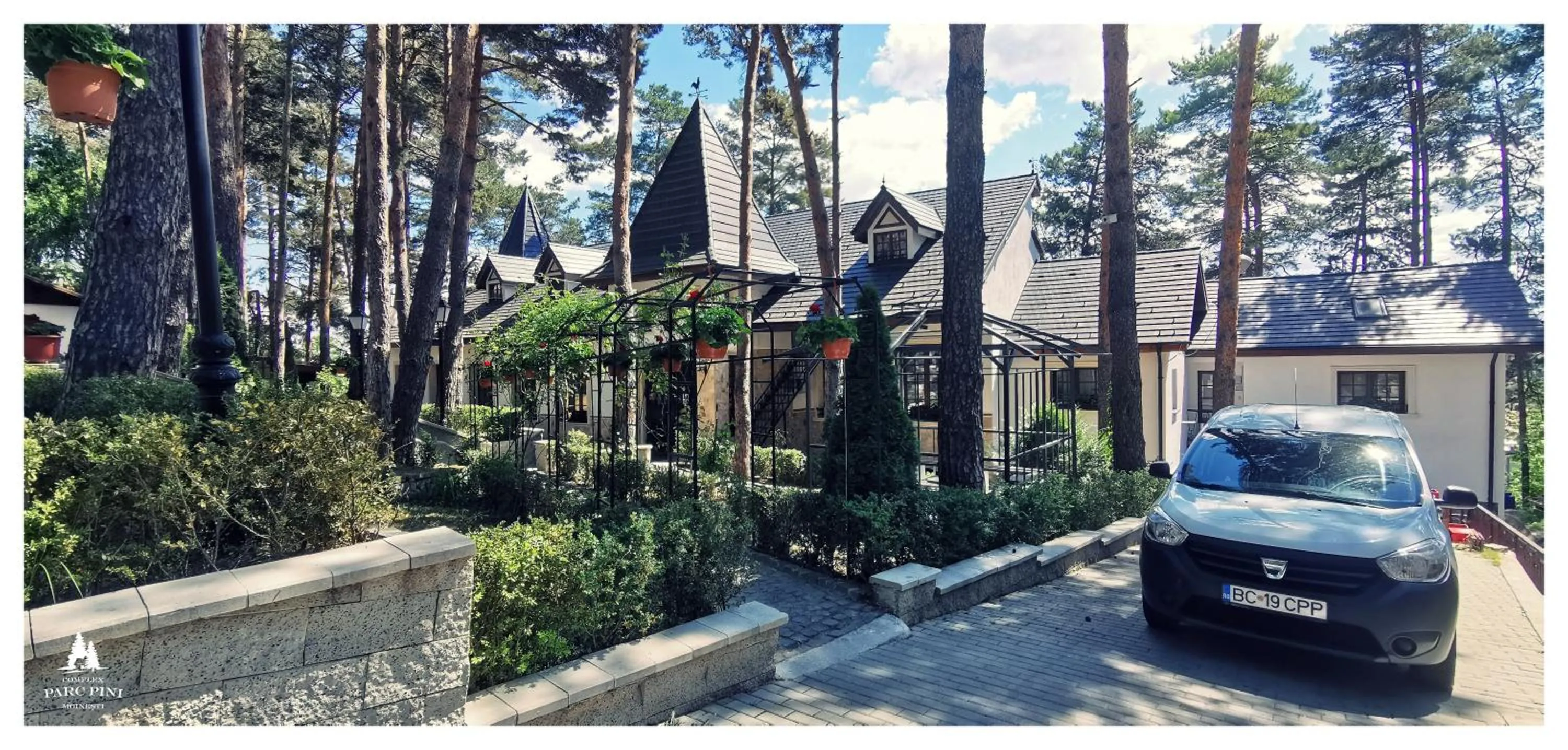 Complex Parc Pini Moinesti