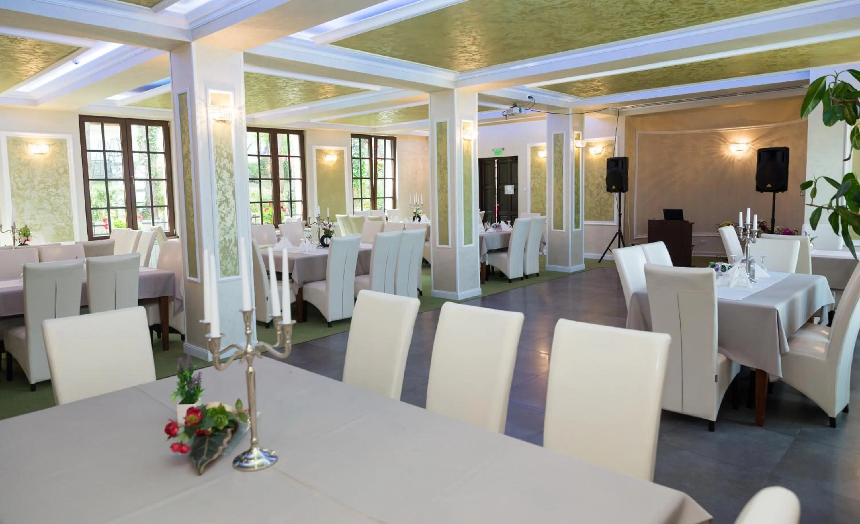 Restaurant/places to eat in Complex Parc Pini Moinesti