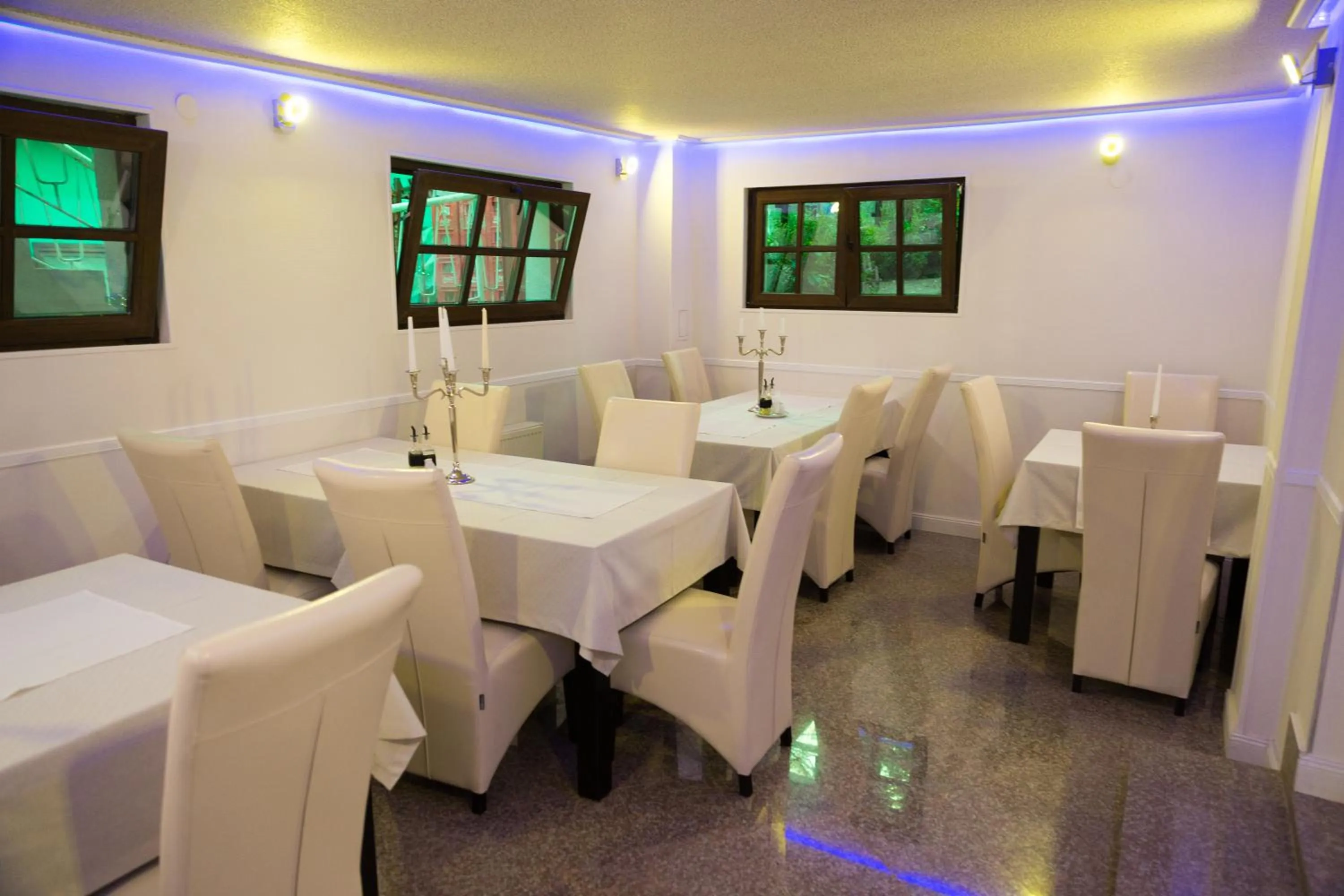 Restaurant/places to eat in Complex Parc Pini Moinesti