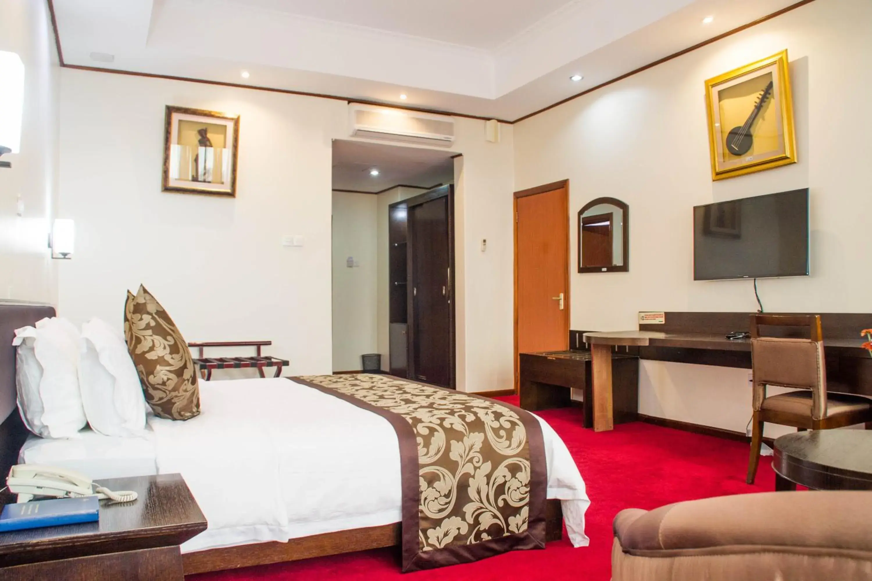 Deluxe Suite in Lake View Resort Hotel Deluxe Suite in Lake View Resort Hotel