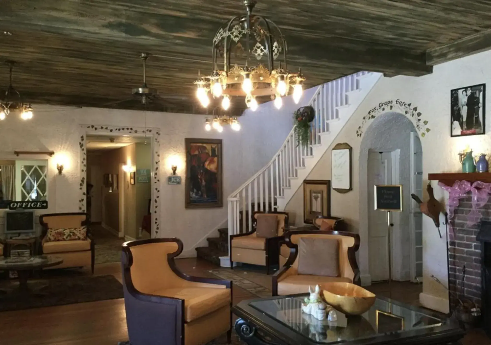 Facade/entrance in Seminole Inn Facade/entrance in Seminole Inn