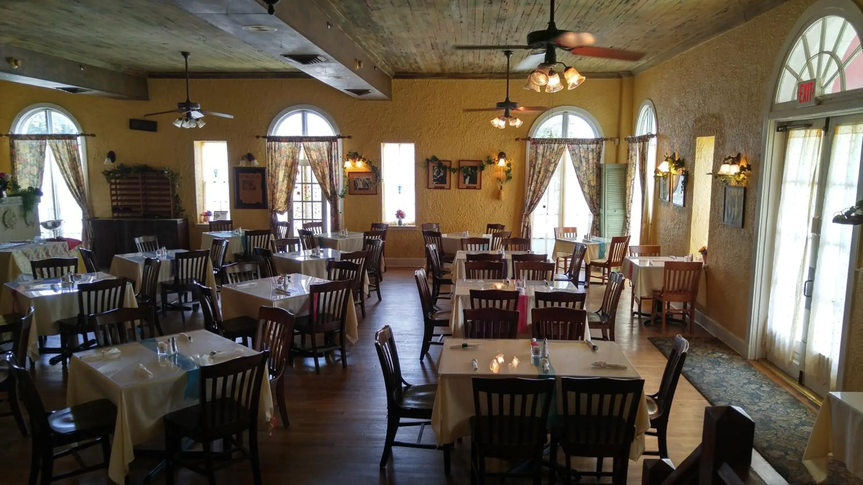 Restaurant/places to eat in Seminole Inn Restaurant/places to eat in Seminole Inn