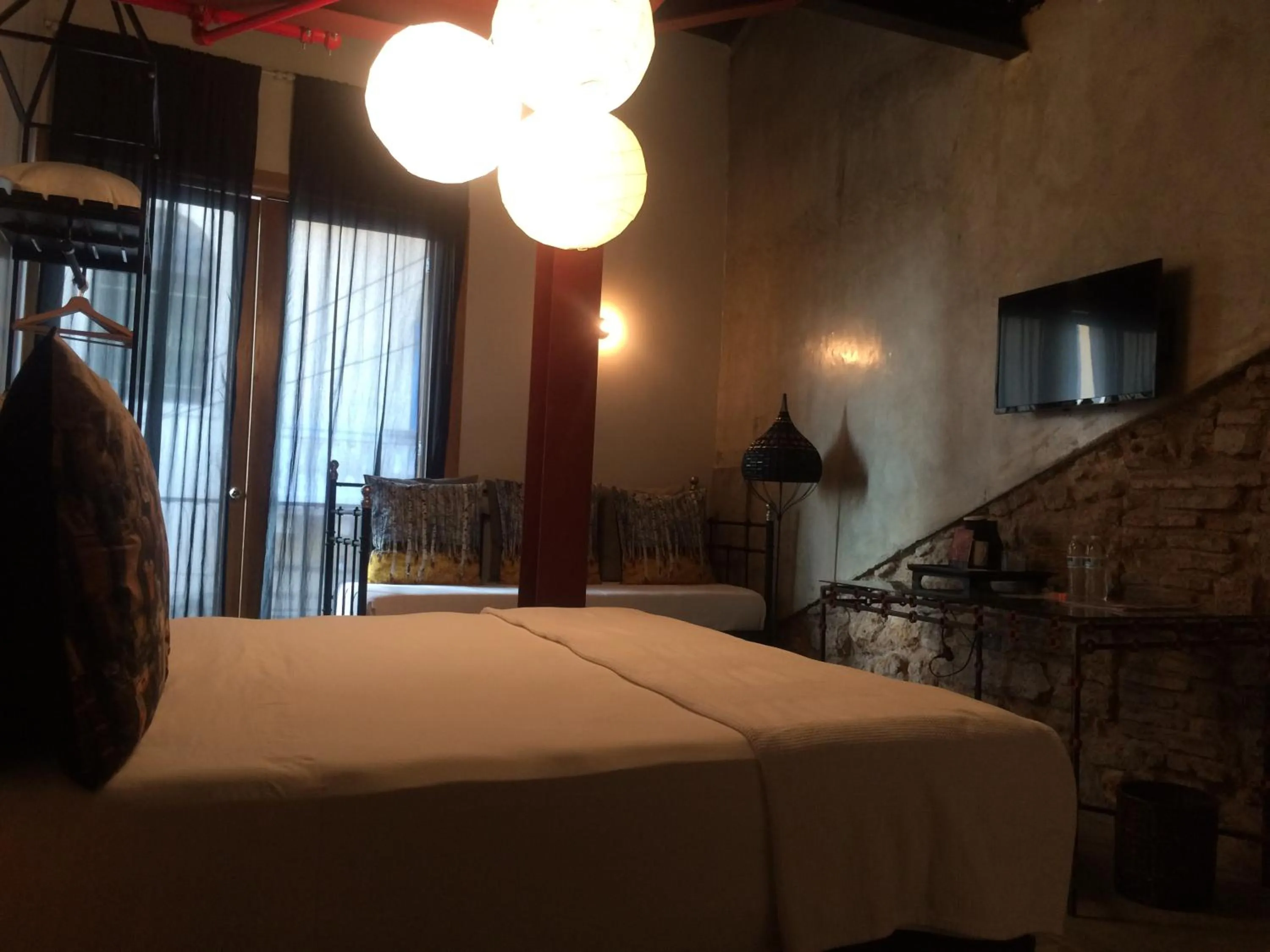 Shower, Bed in Hotel Casa Panama