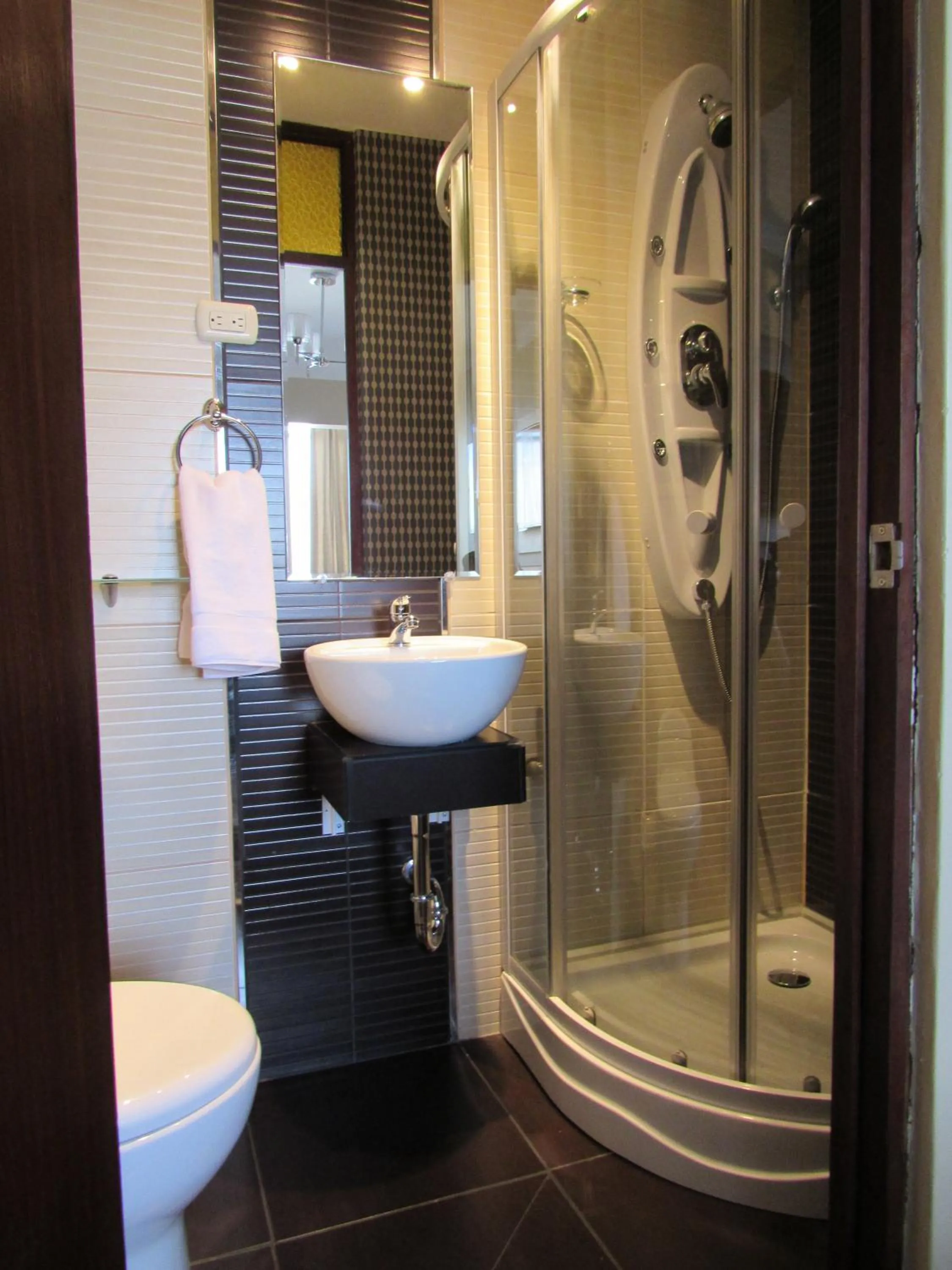 Shower in Los Leones Hotel Boutique