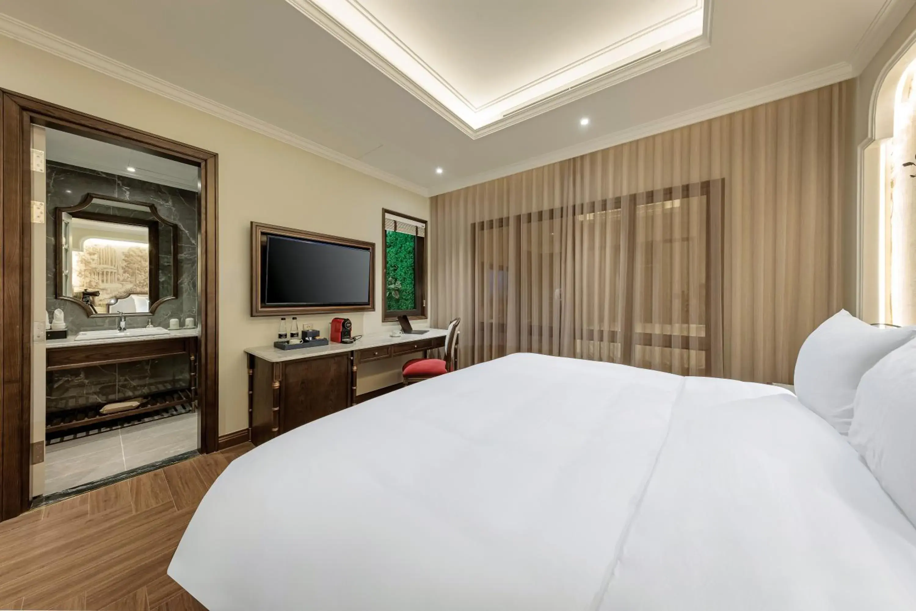 Deluxe Double or Twin Room - Internal Window in Heritage Ham Long Hotel and Spa Deluxe Double or Twin Room - Internal Window in Heritage Ham Long Hotel and Spa