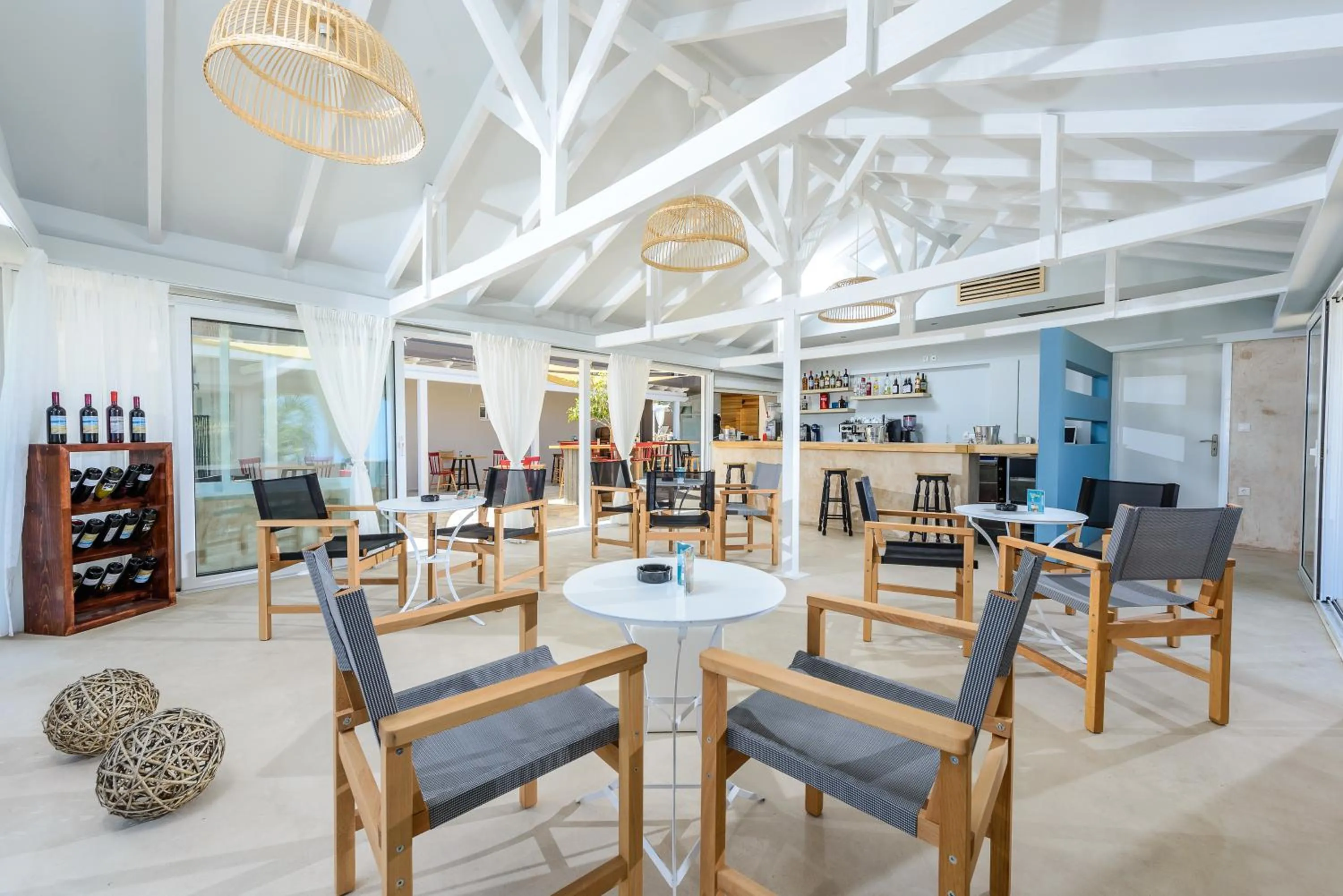 Restaurant/places to eat in Anemos Suites by Estia