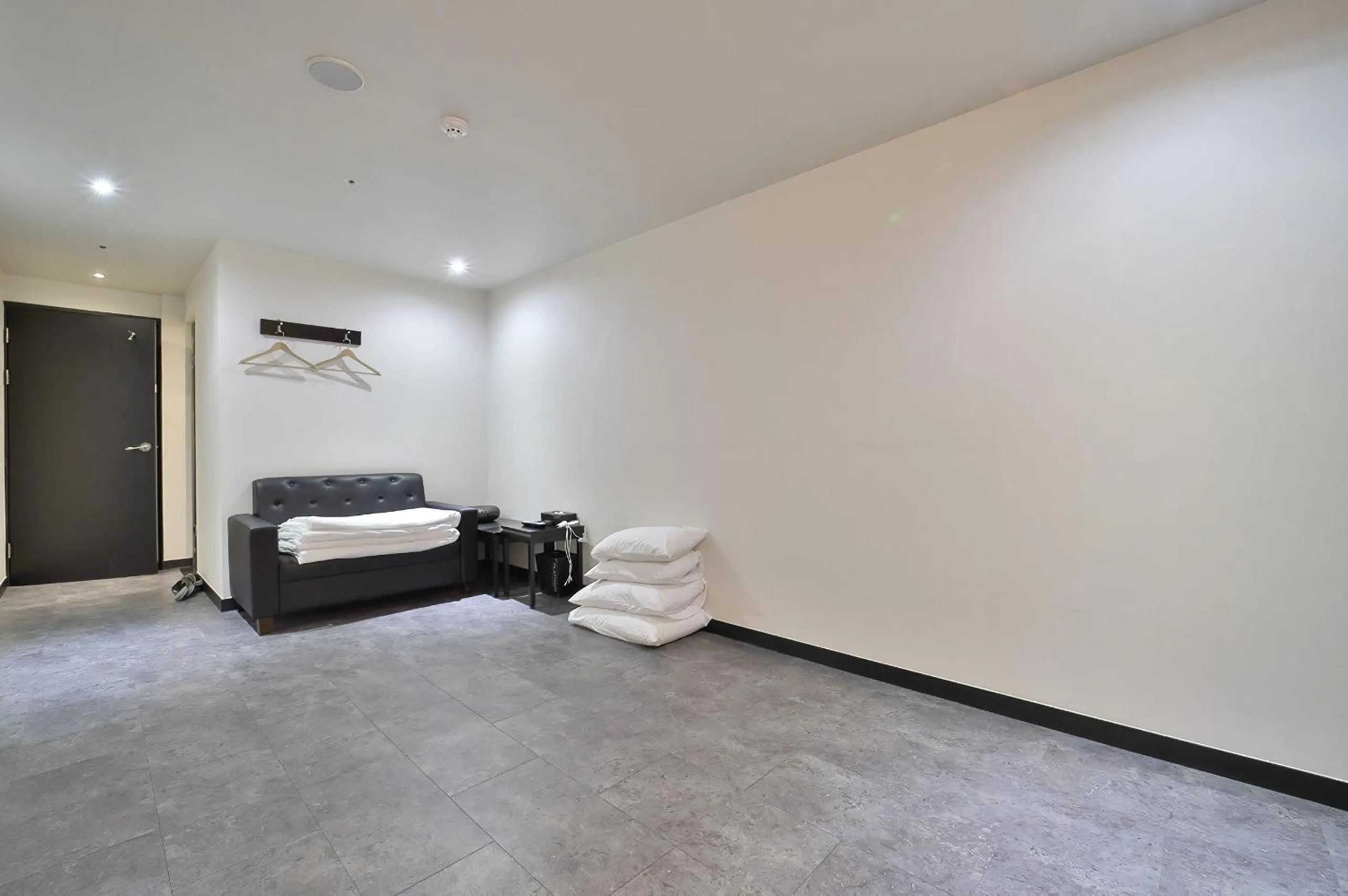 Bedroom, Bed in Busan Platinum Hotel Nampo