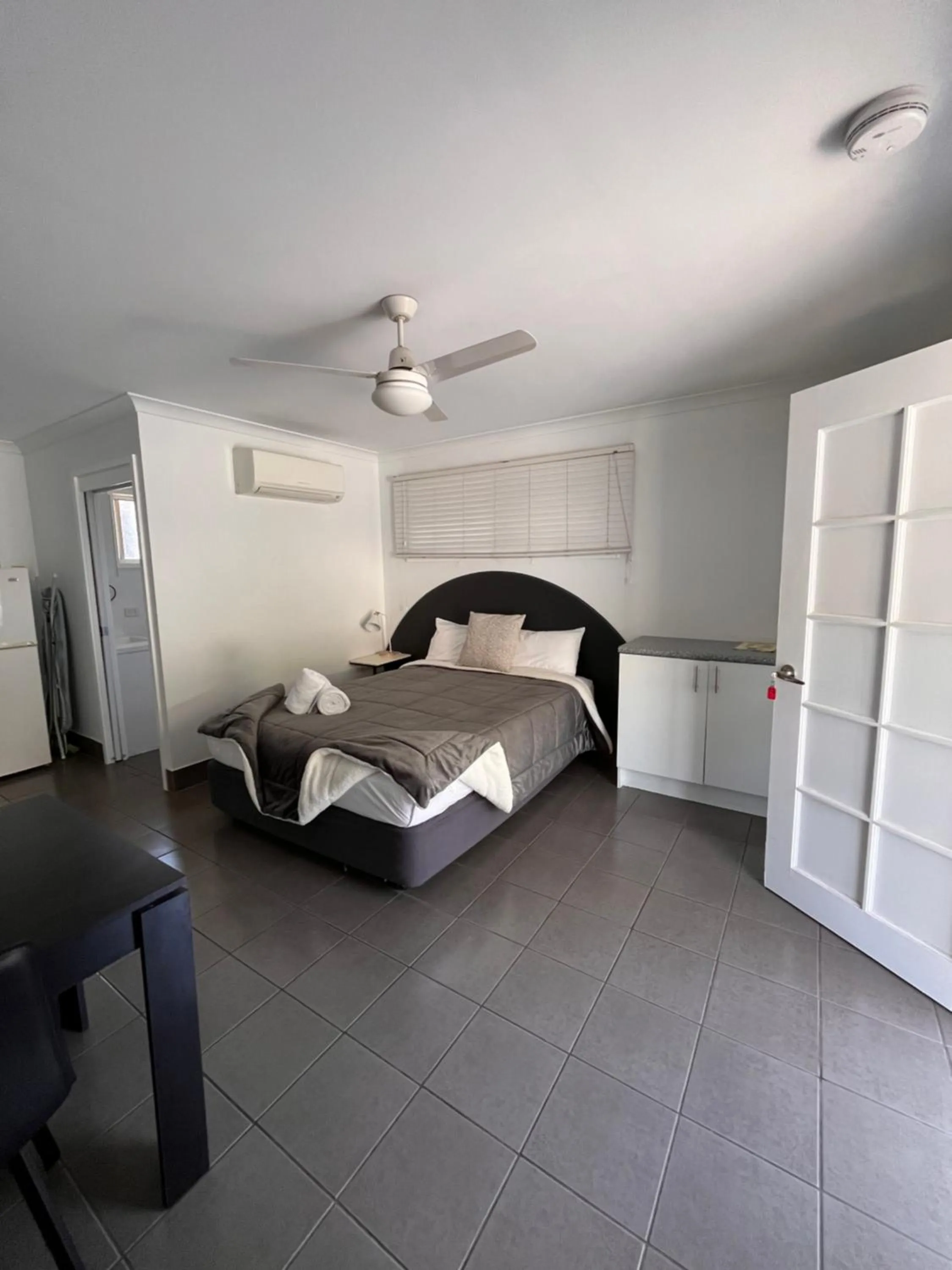 Bed in Agnes Palms Motel