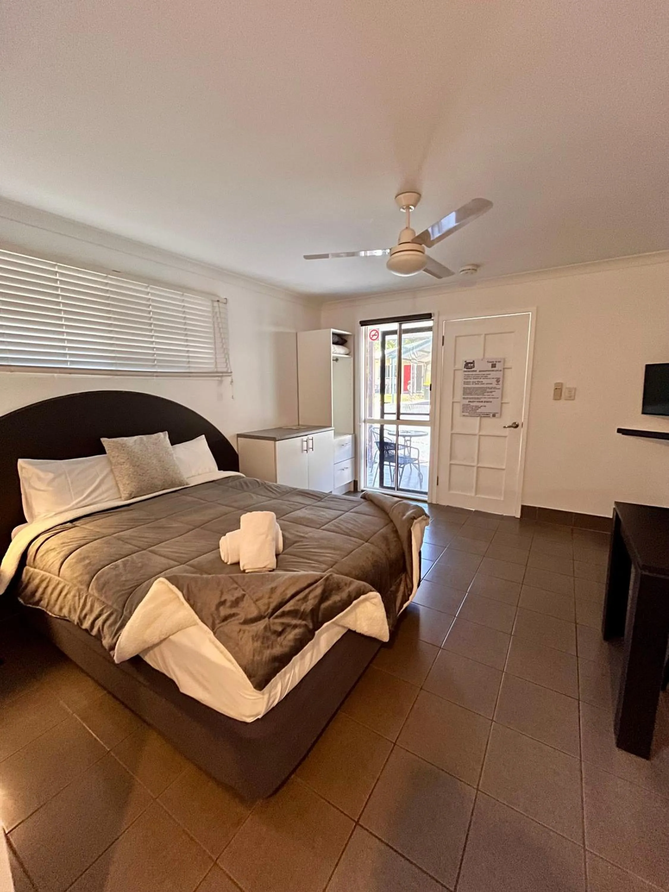 Bed in Agnes Palms Motel