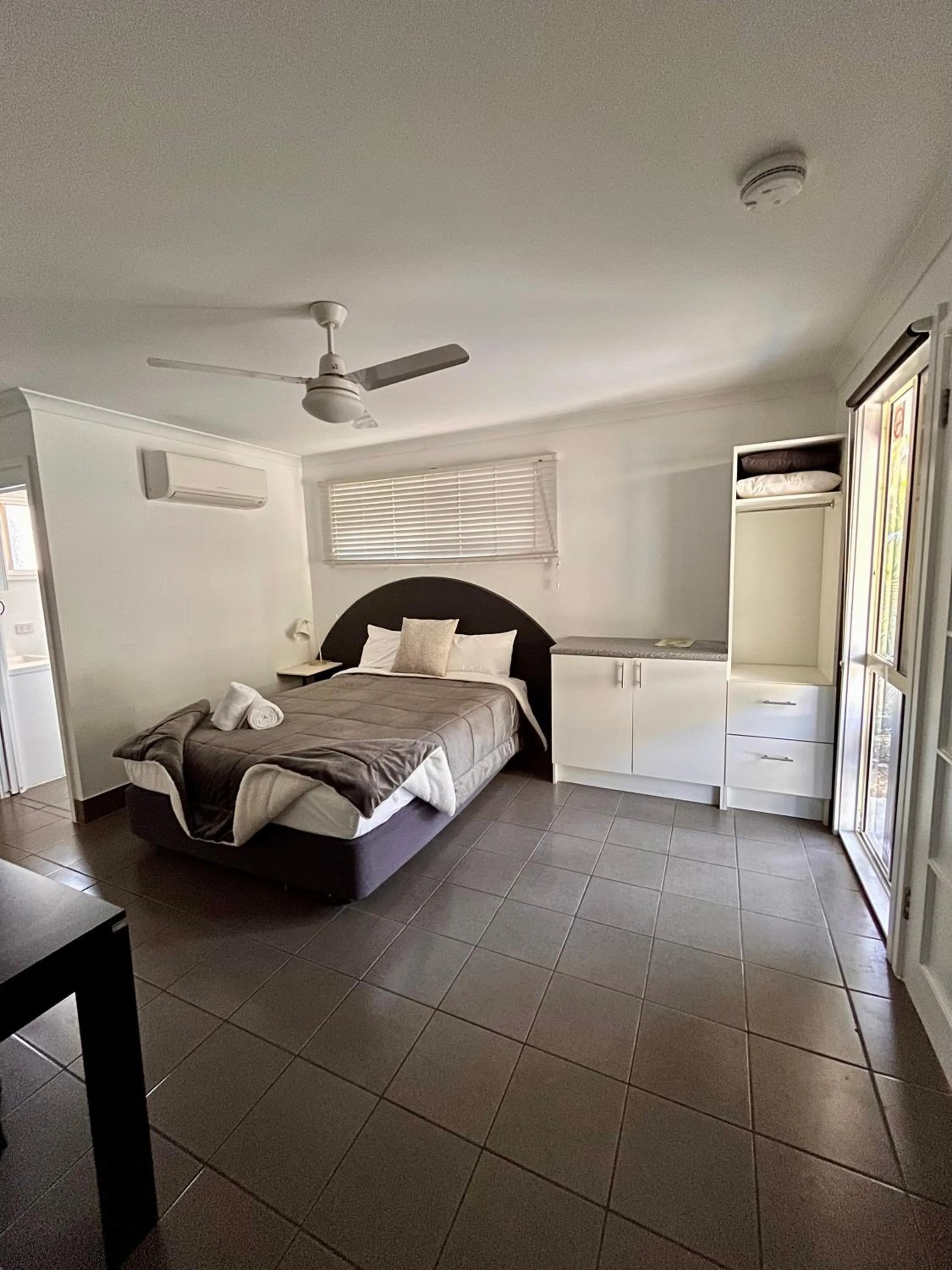 pet friendly, Bed in Agnes Palms Motel