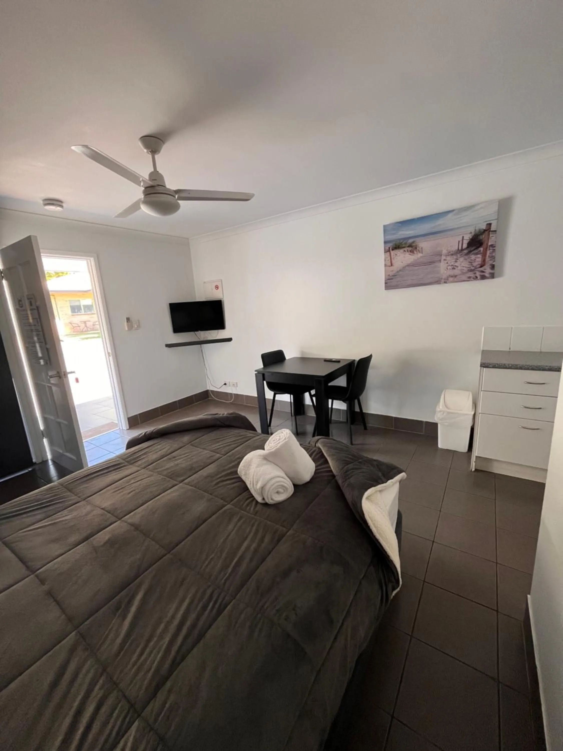 Bed in Agnes Palms Motel