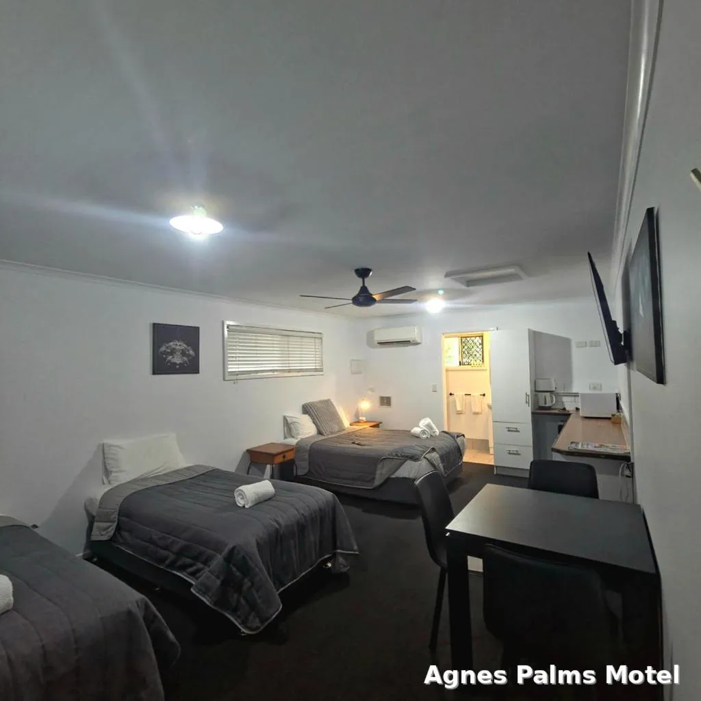 Bed in Agnes Palms Motel