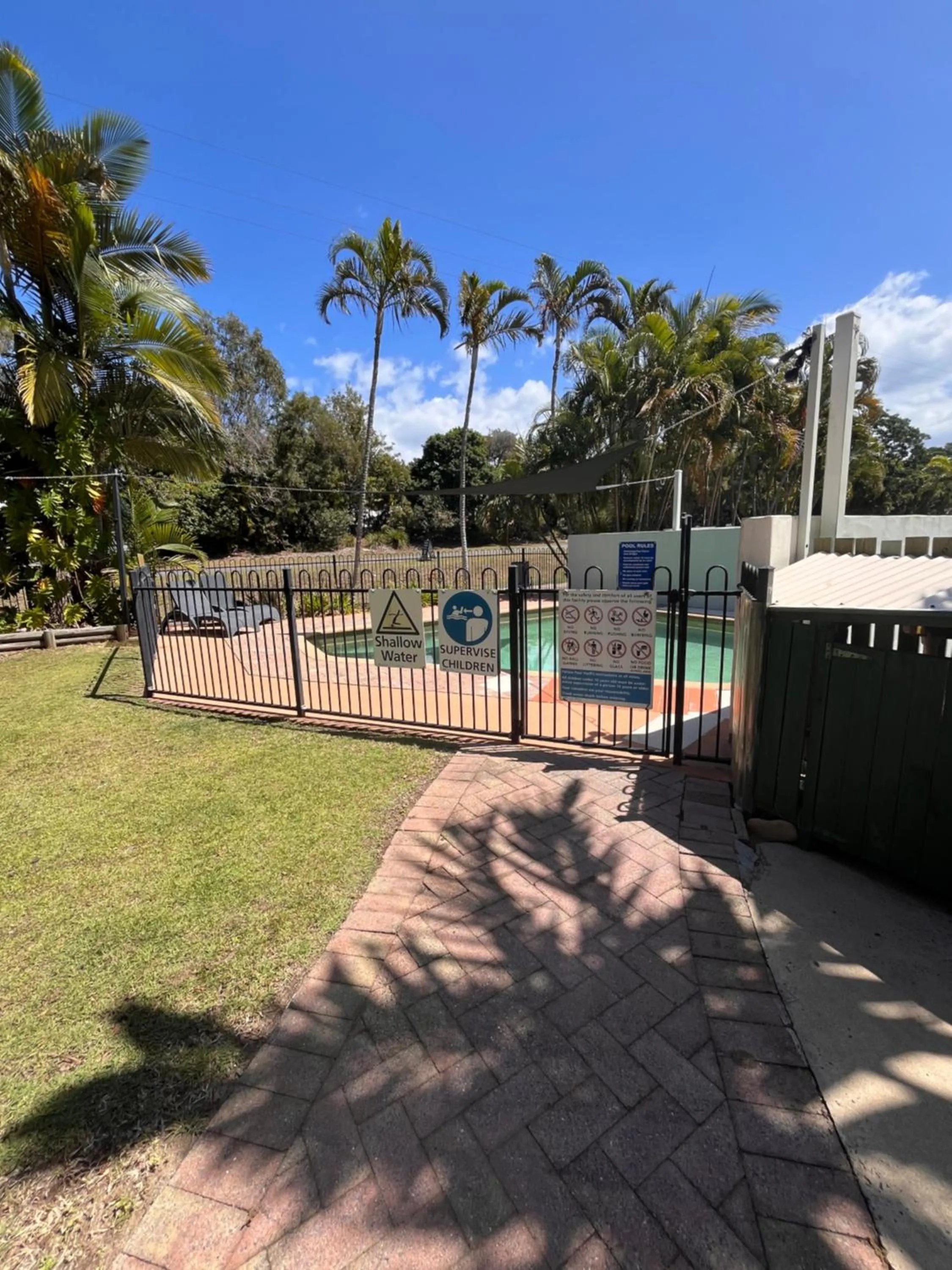 Swimming pool in Agnes Palms Motel