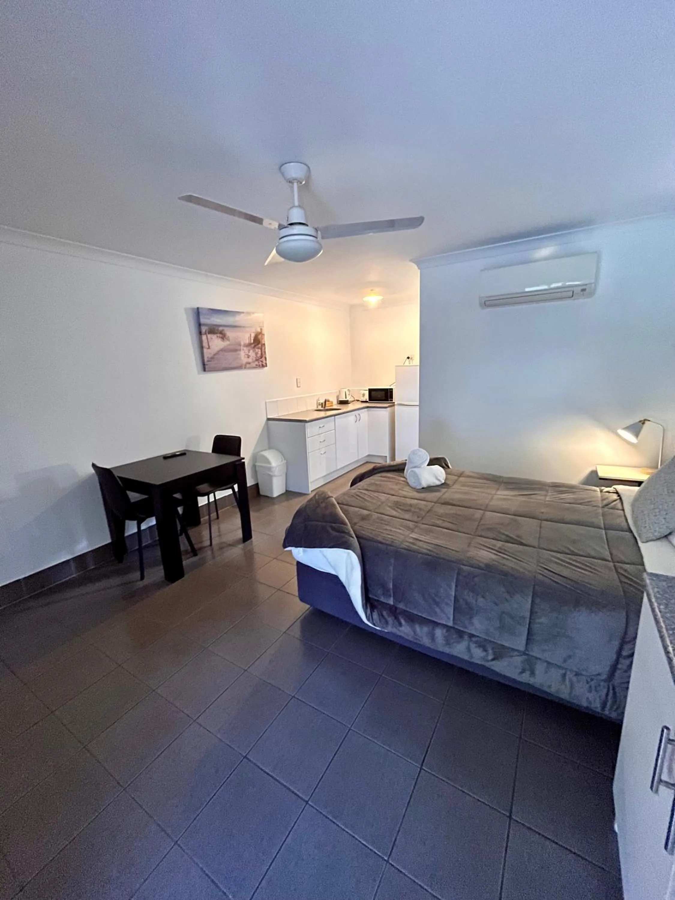 Bed in Agnes Palms Motel