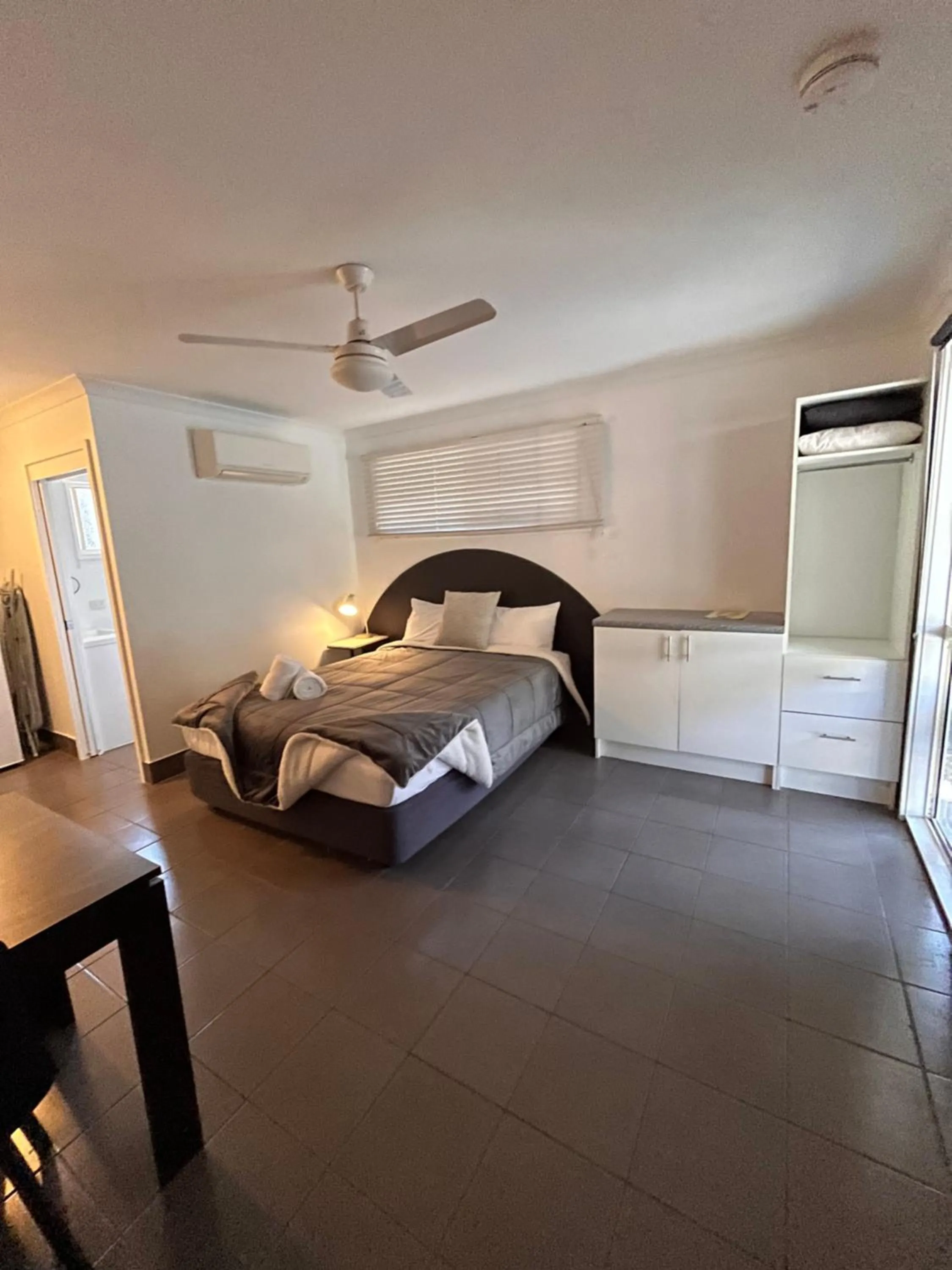 Bed in Agnes Palms Motel