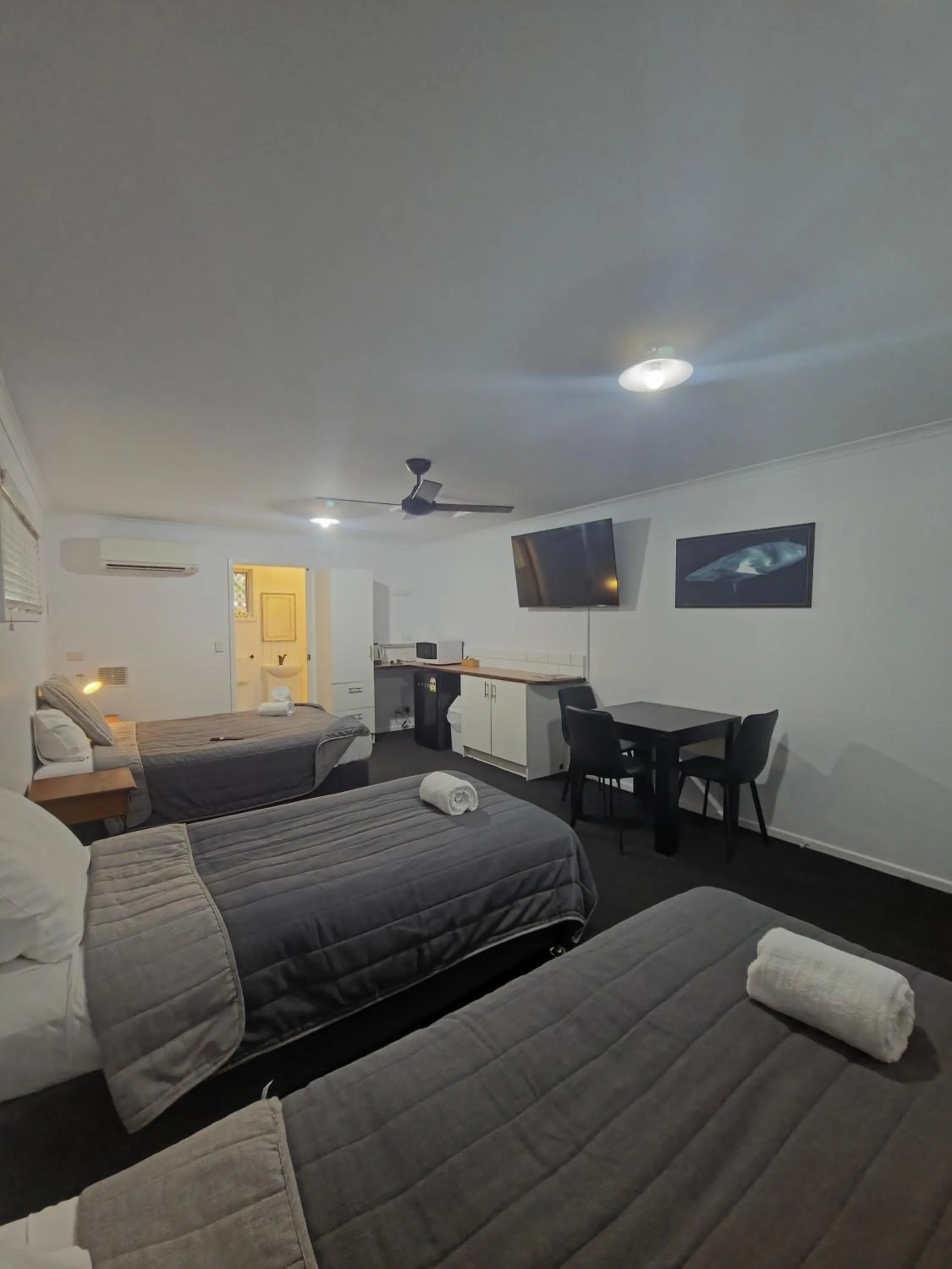 Bed in Agnes Palms Motel