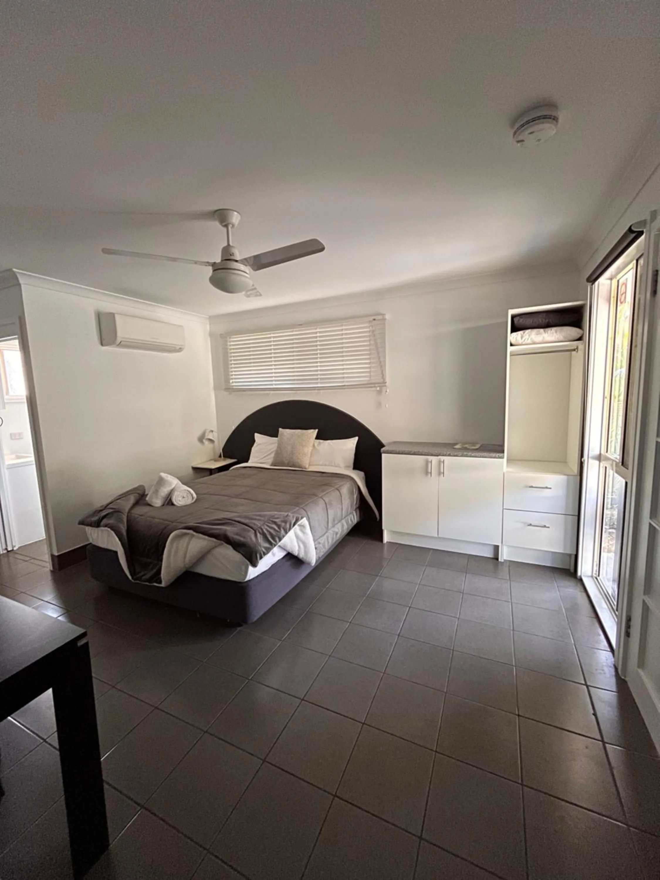 Bed in Agnes Palms Motel