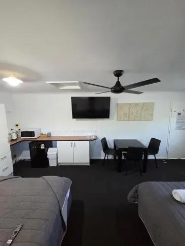 Agnes Palms Motel