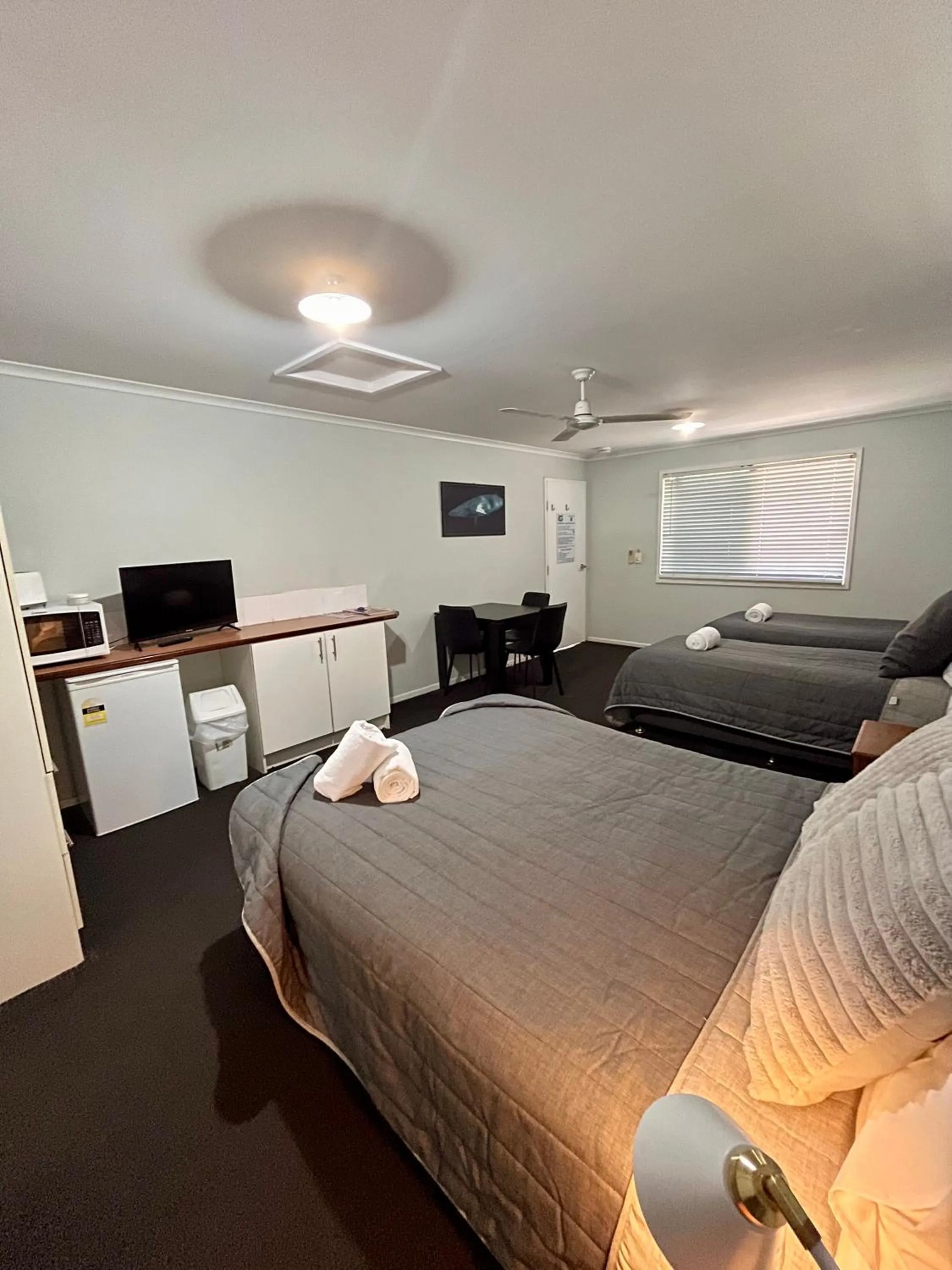 Bed in Agnes Palms Motel