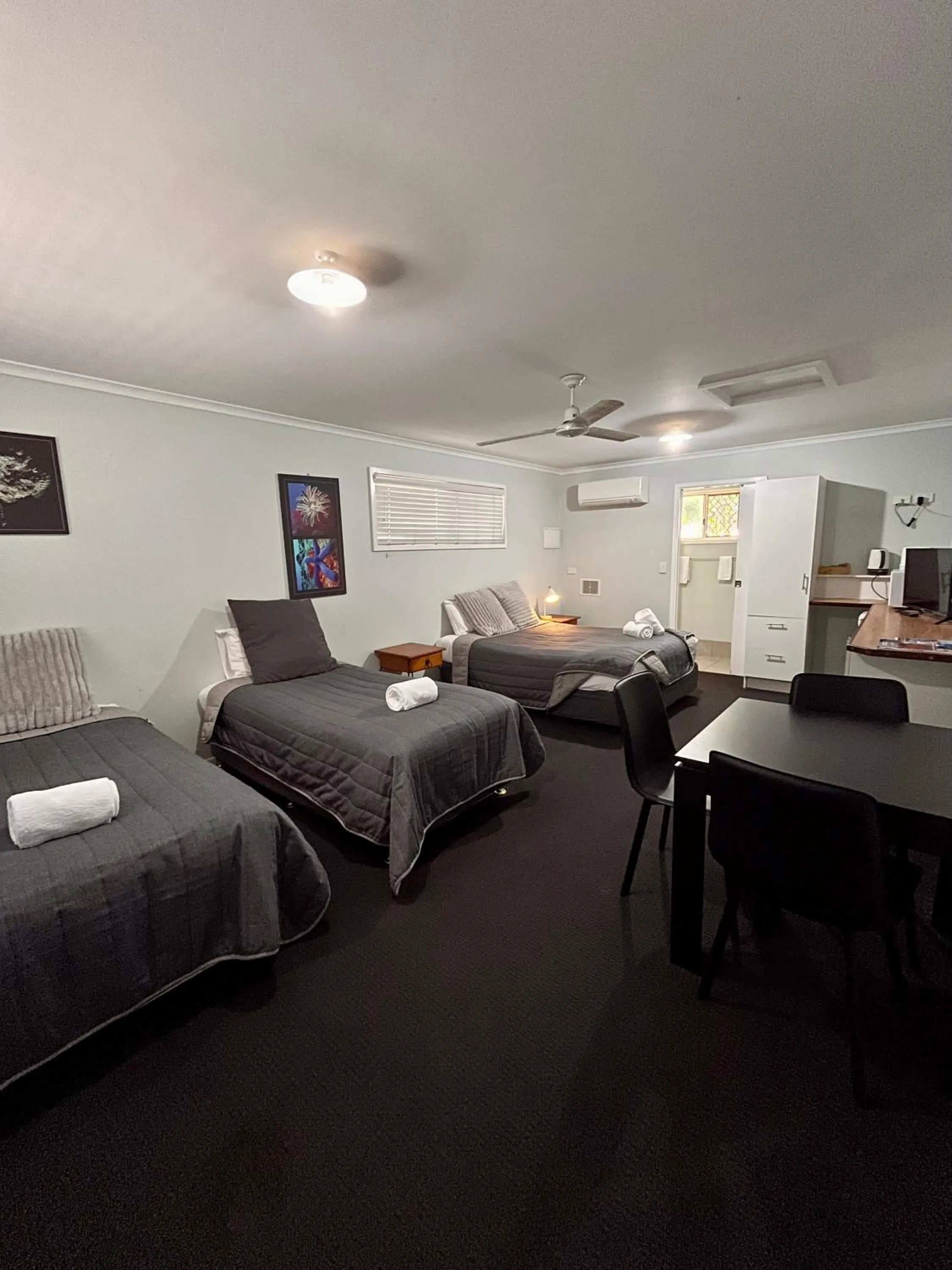 Bed in Agnes Palms Motel