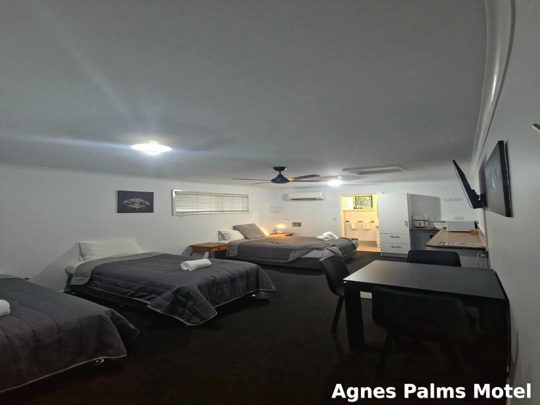 Bed in Agnes Palms Motel