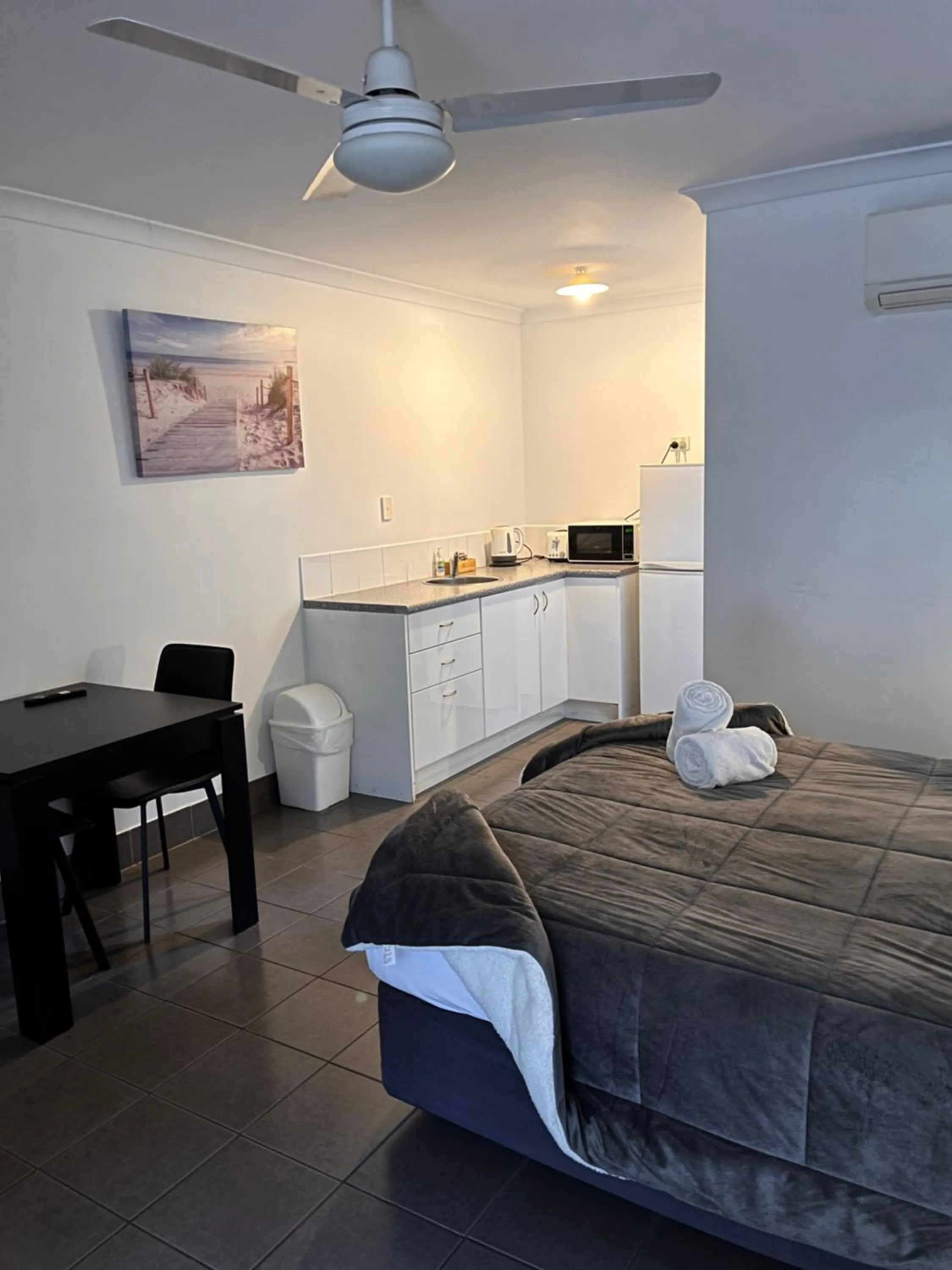 Bed in Agnes Palms Motel