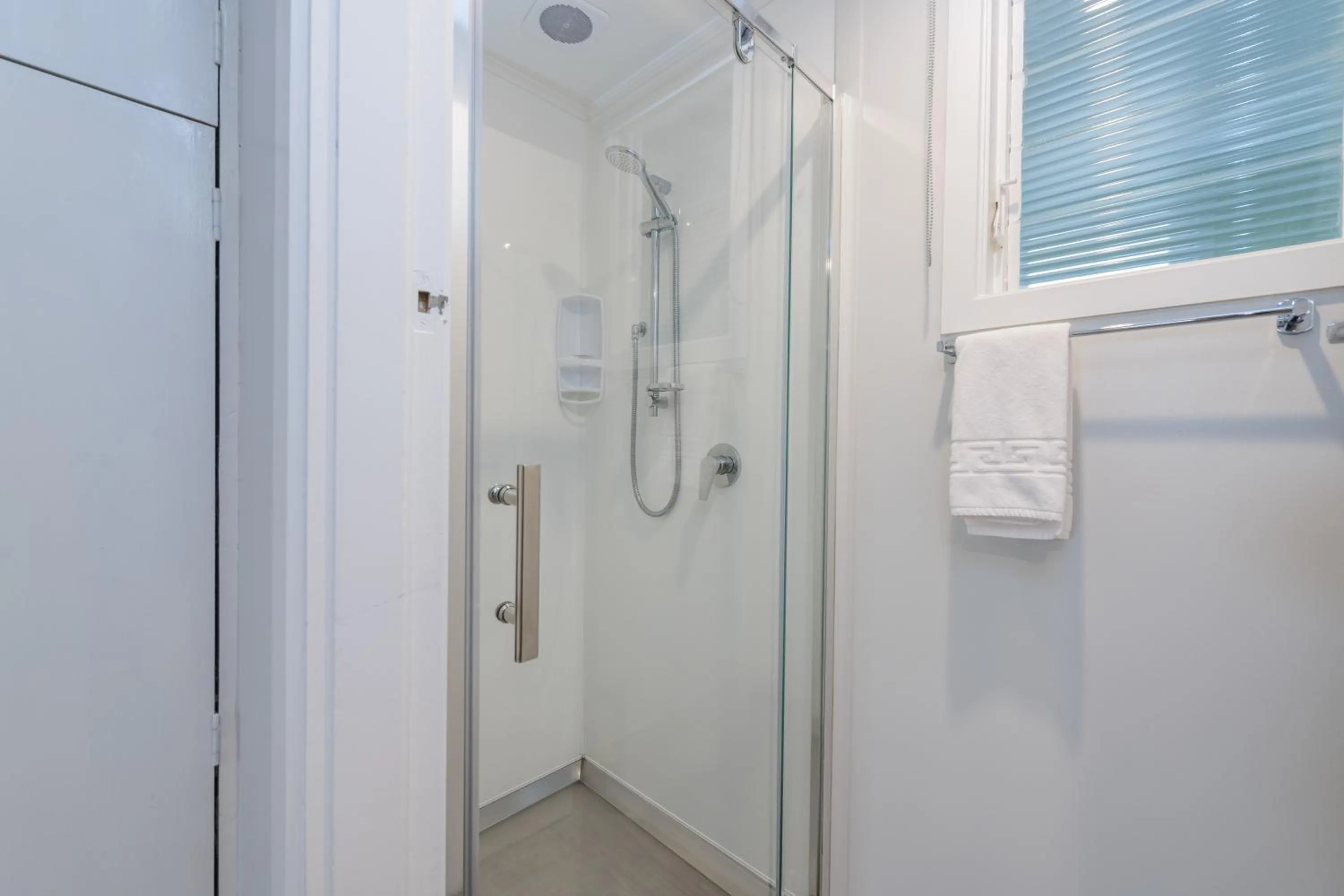 Bathroom in Abbey Court Motel