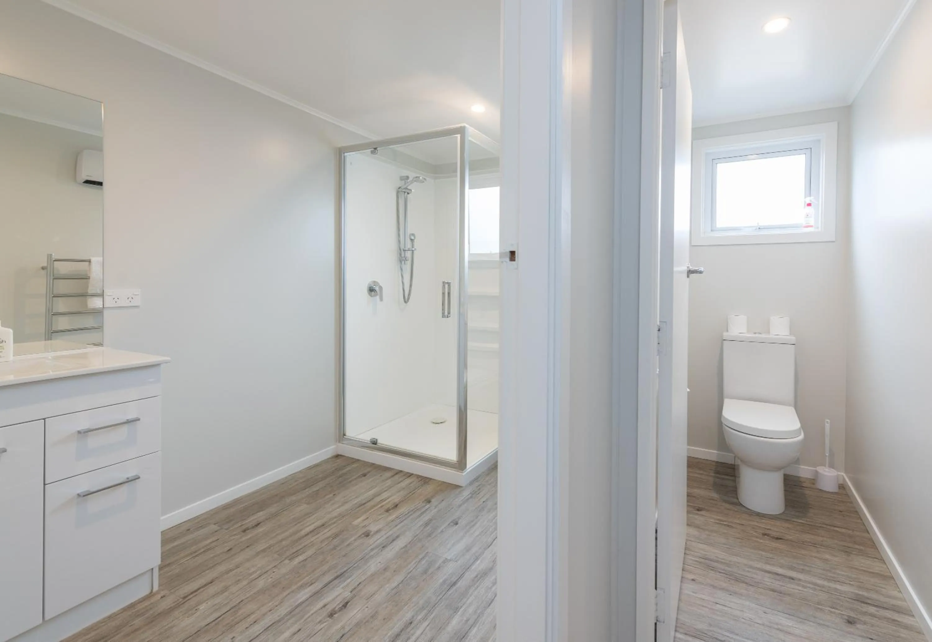 Bathroom in Abbey Court Motel