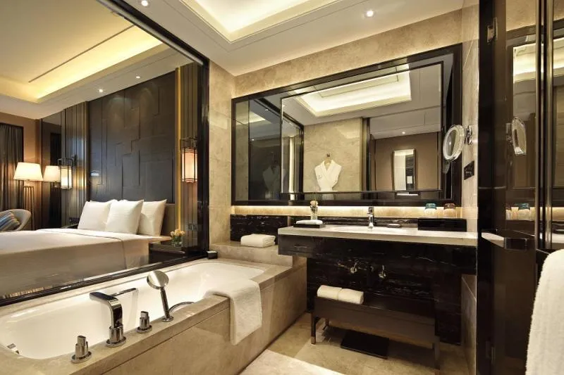 Toilet, Bed in Wanda Realm Hotel Dongying