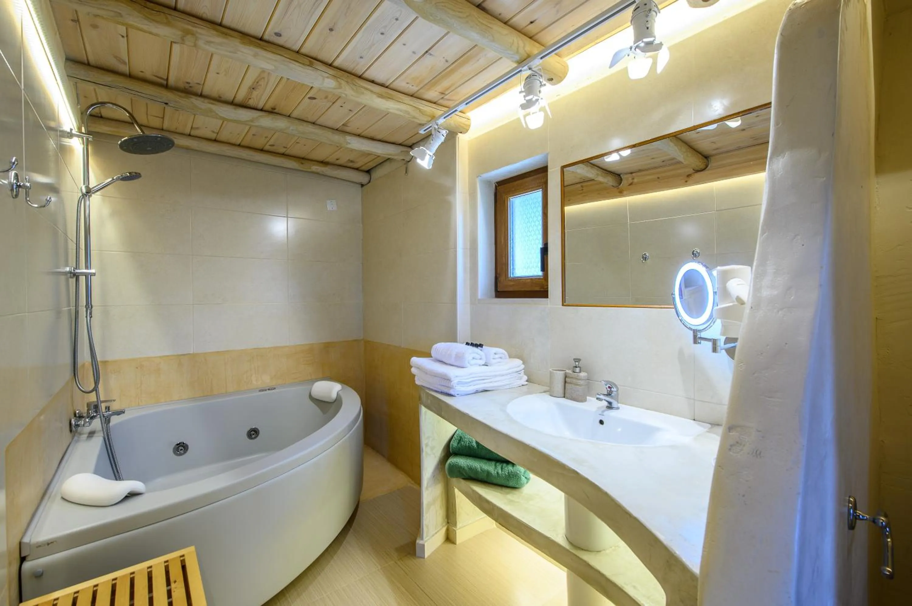 Hot Tub in Country Hotel Velani