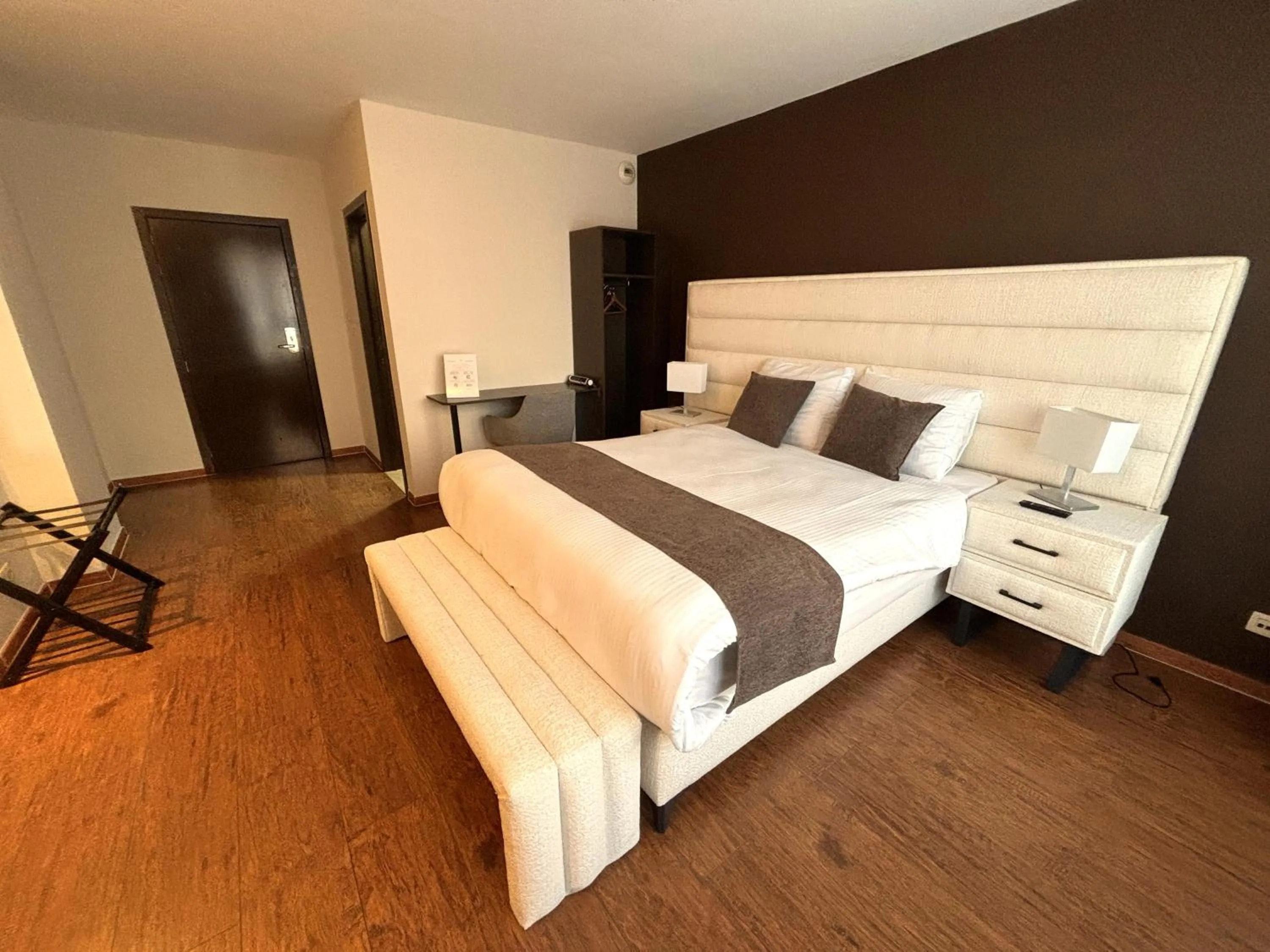 Property building, Bed in Escale Hotel