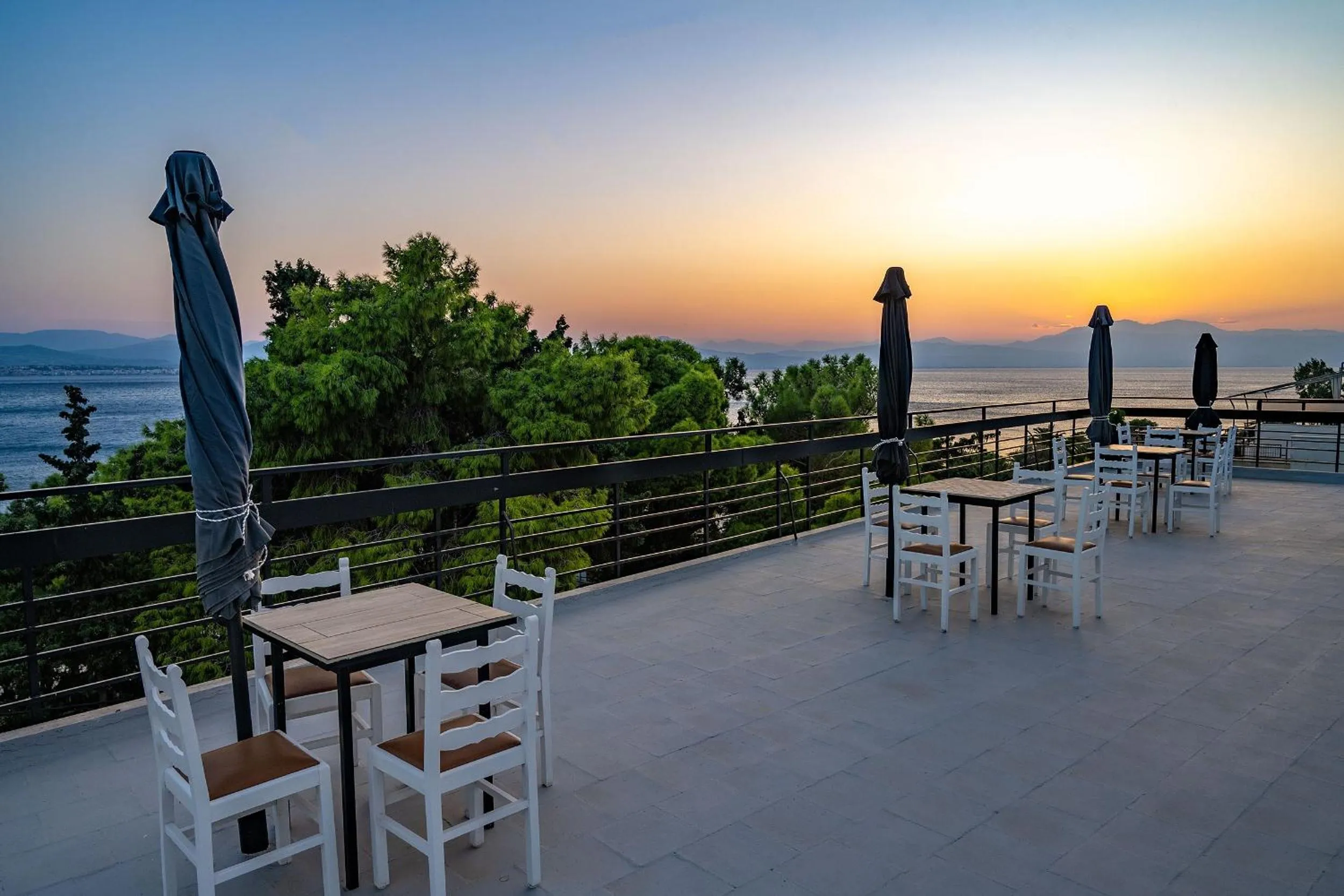 Restaurant/places to eat in Genesis Hotel