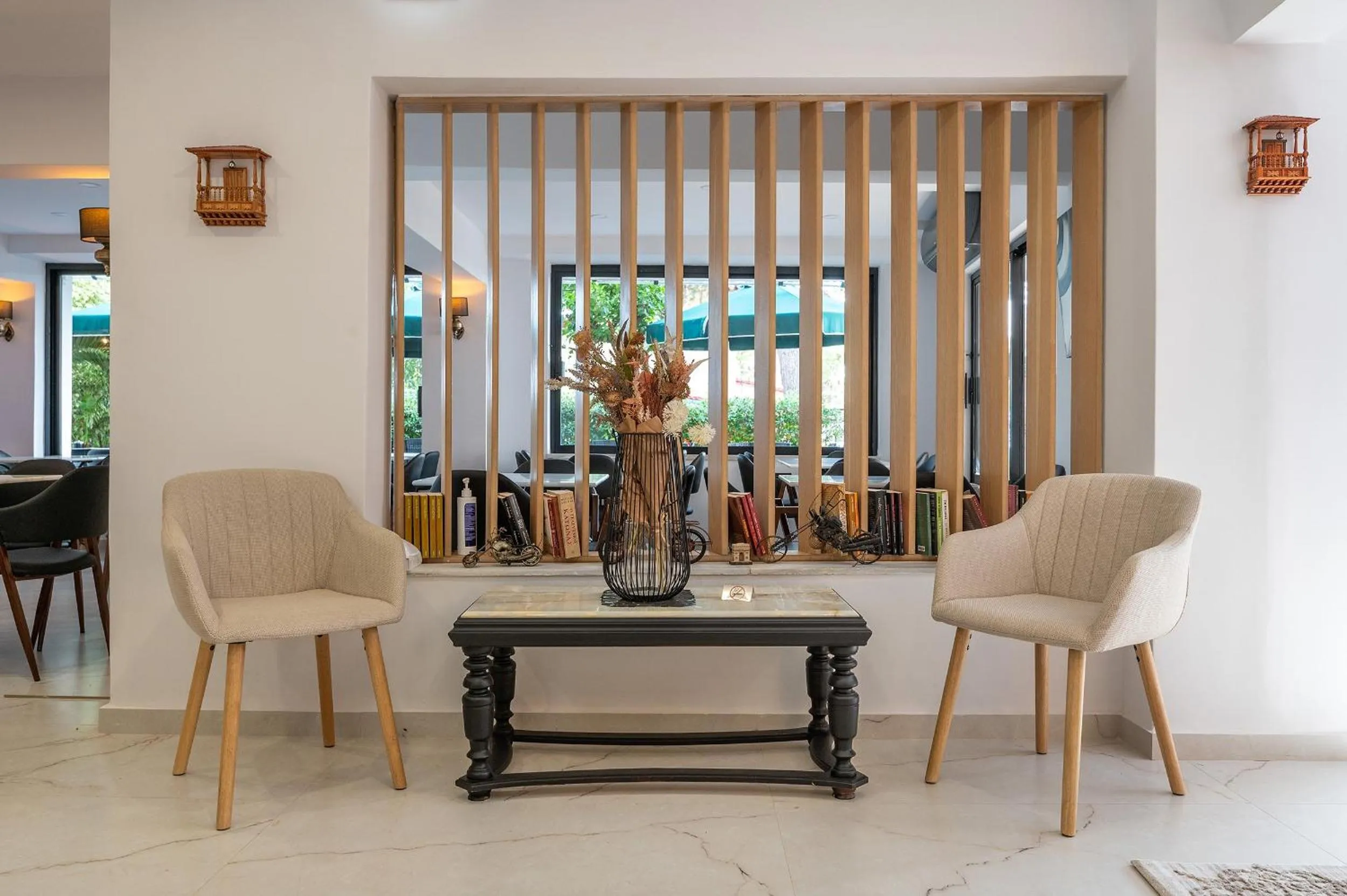 Restaurant/places to eat in Genesis Hotel