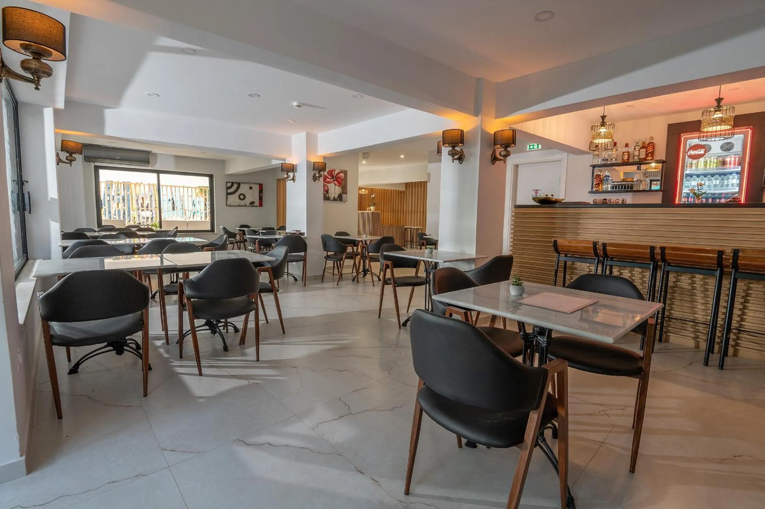 Restaurant/places to eat in Genesis Hotel