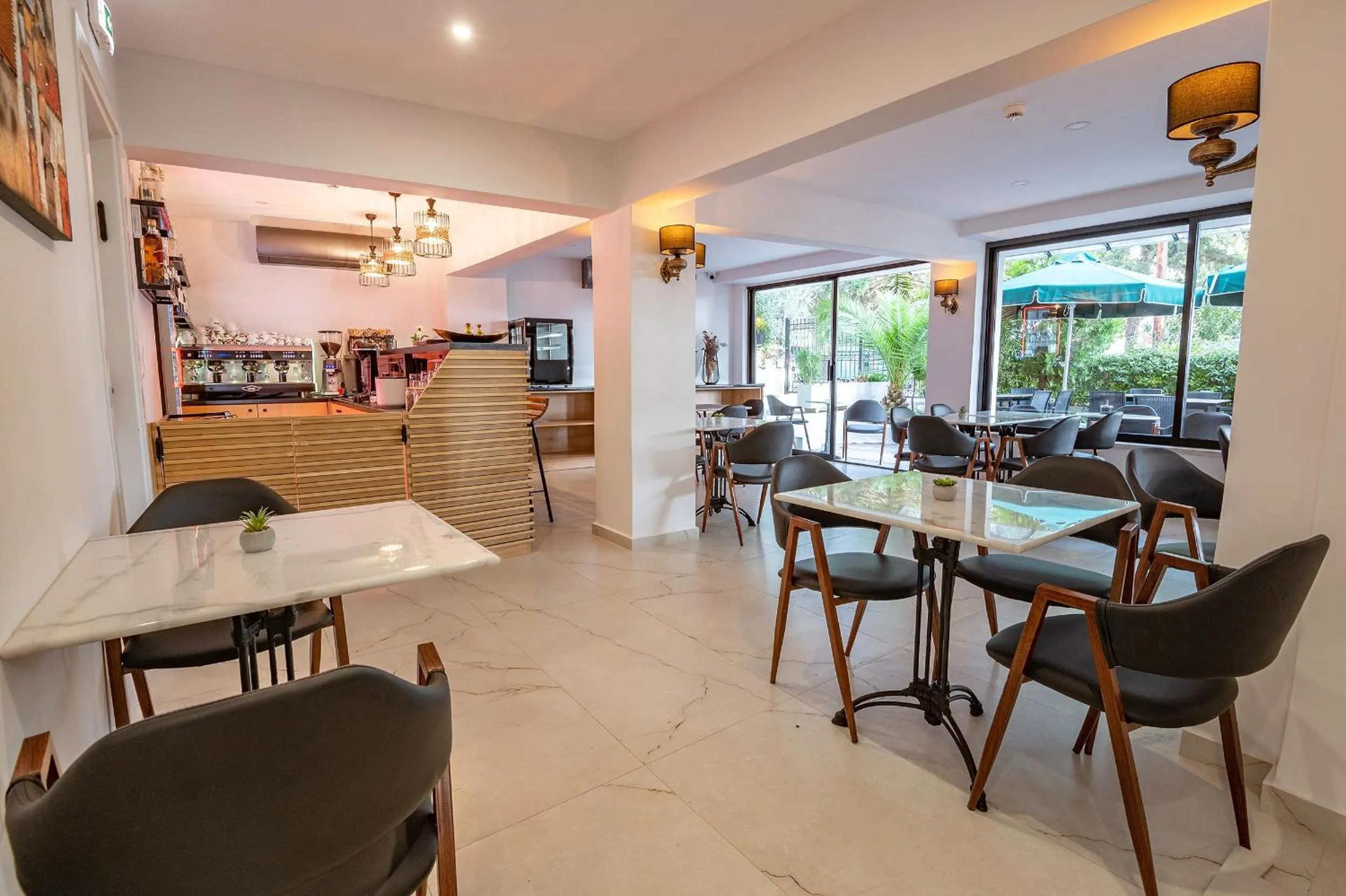 Restaurant/places to eat in Genesis Hotel