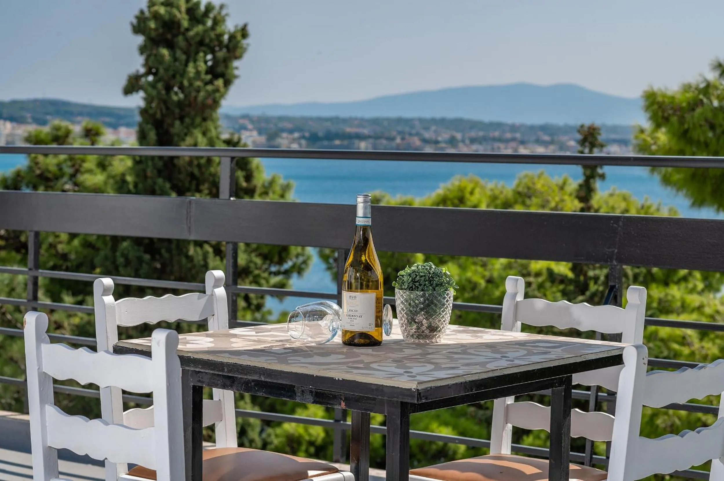 Restaurant/places to eat in Genesis Hotel