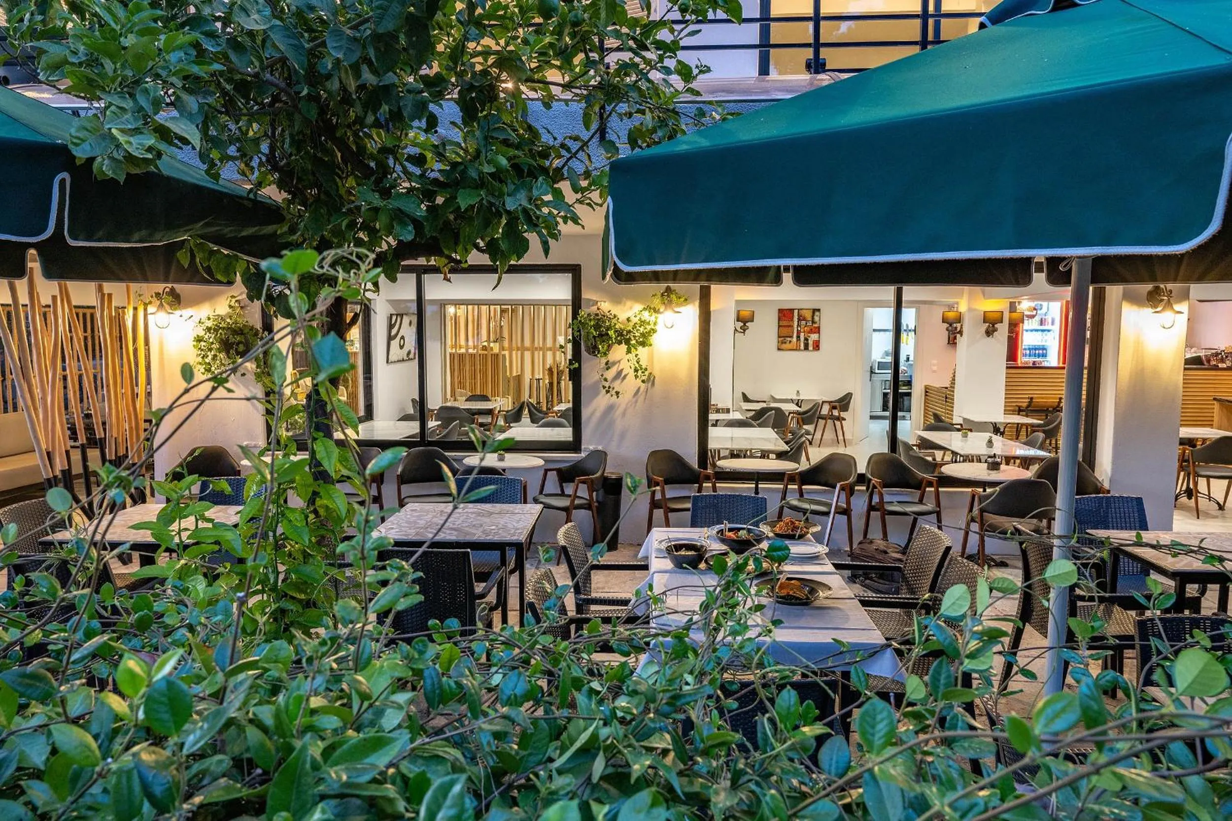 Restaurant/places to eat in Genesis Hotel