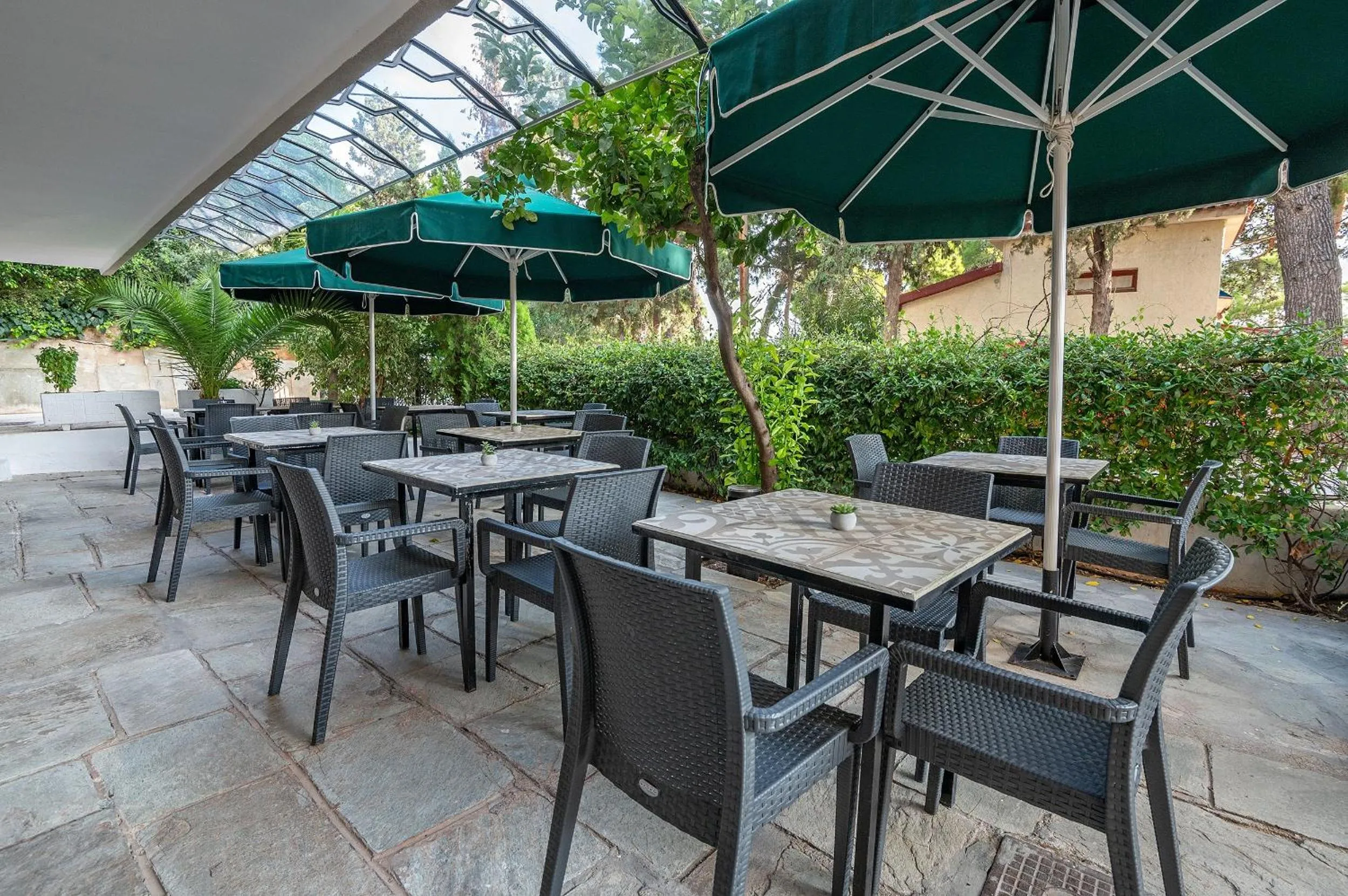 Restaurant/places to eat in Genesis Hotel