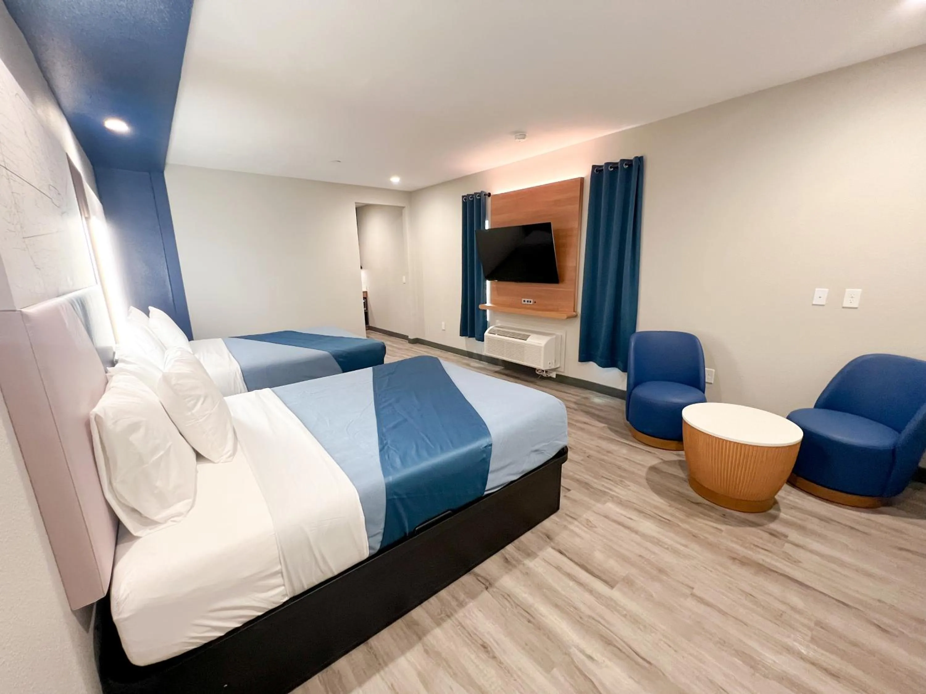 Bedroom, Bed in Crystal Inn - NorthWest - 290