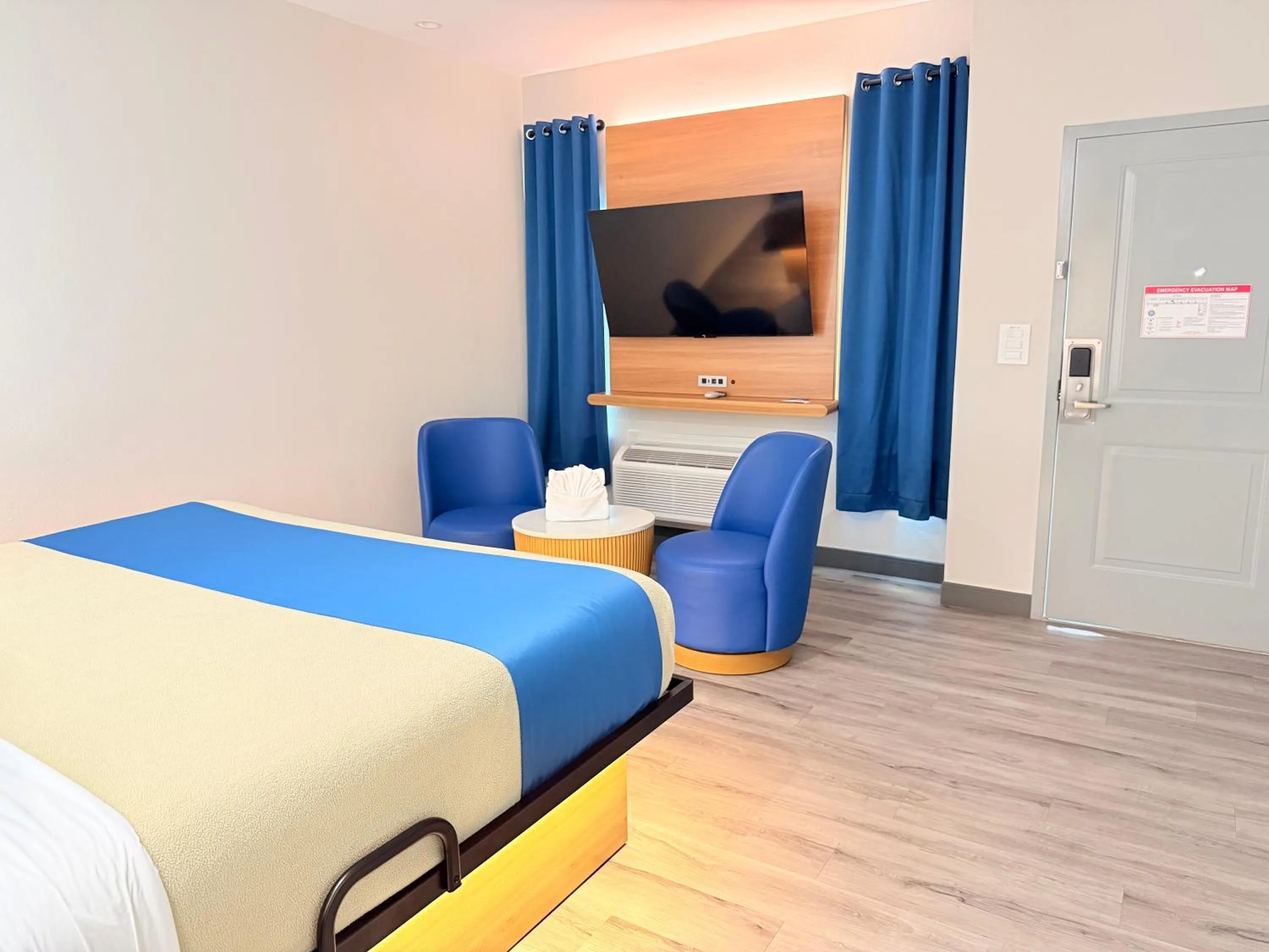 Seating area, Bed in Crystal Inn - NorthWest - 290
