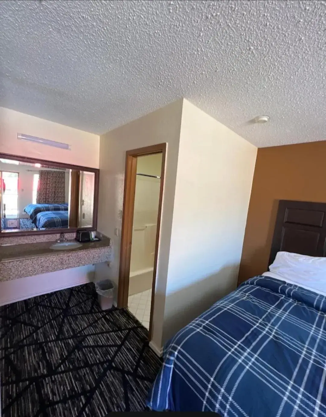 Budget Double Room in C Town Inn And Suites Budget Double Room in C Town Inn And Suites