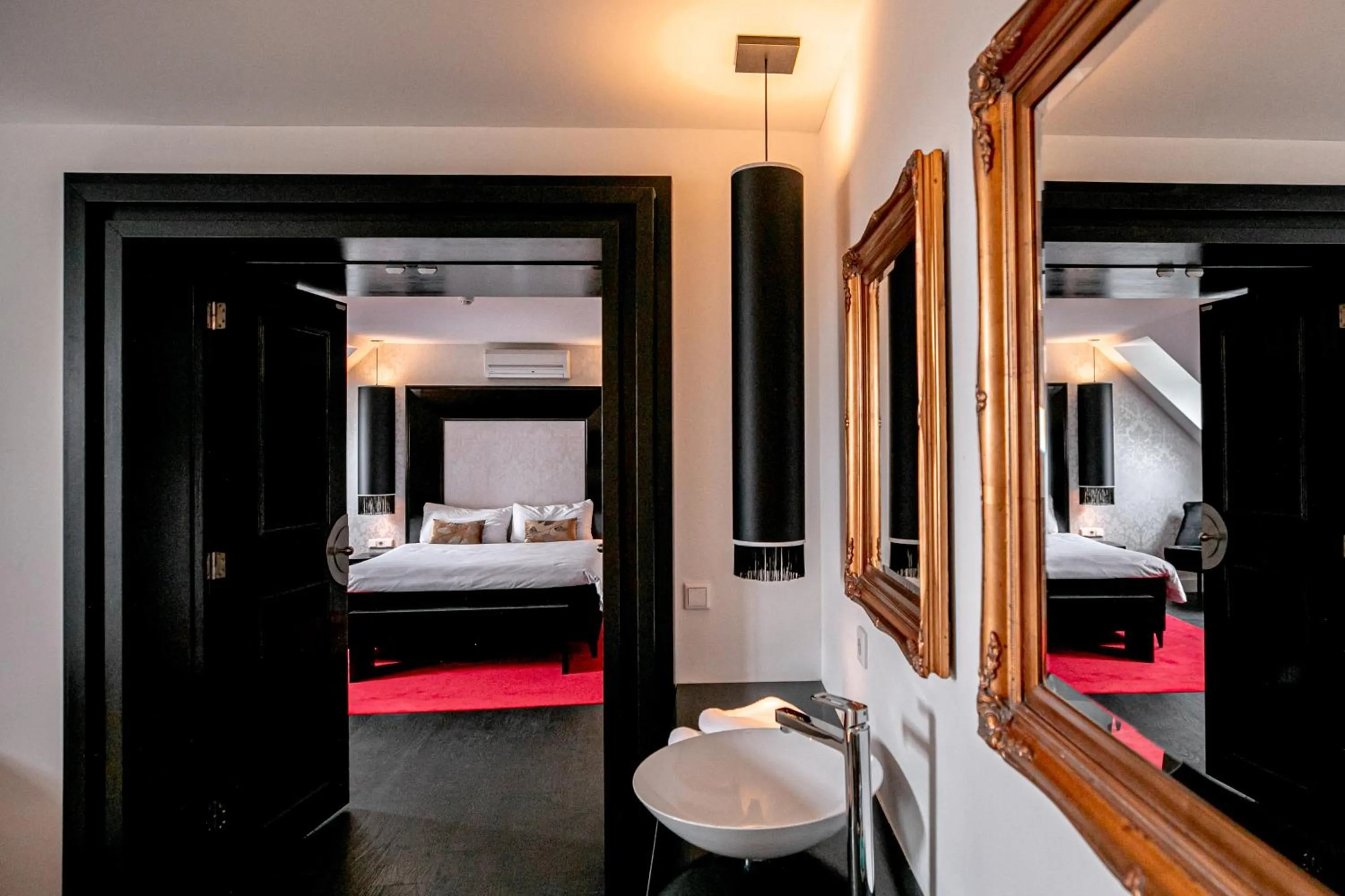 Bedroom, Bed in Le Theatre