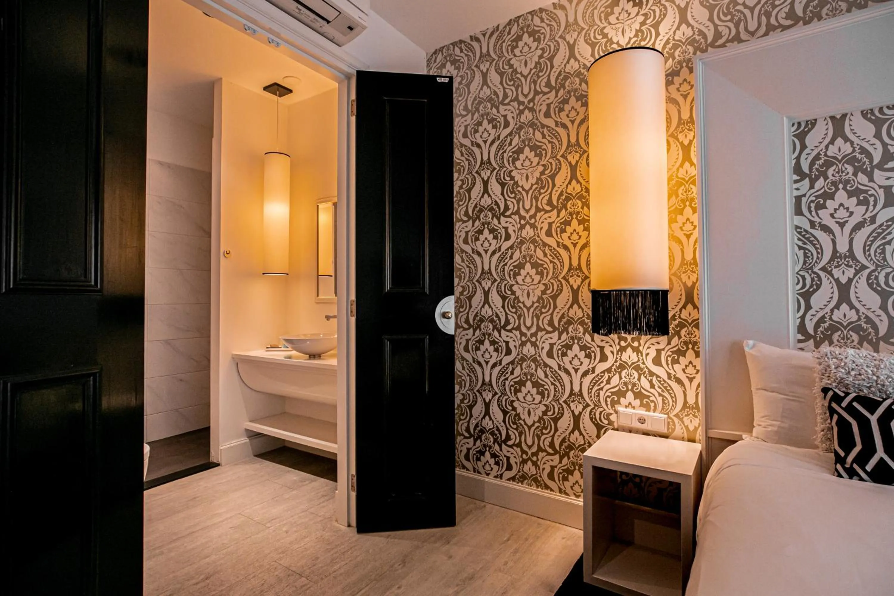 Bathroom, Bed in Le Theatre