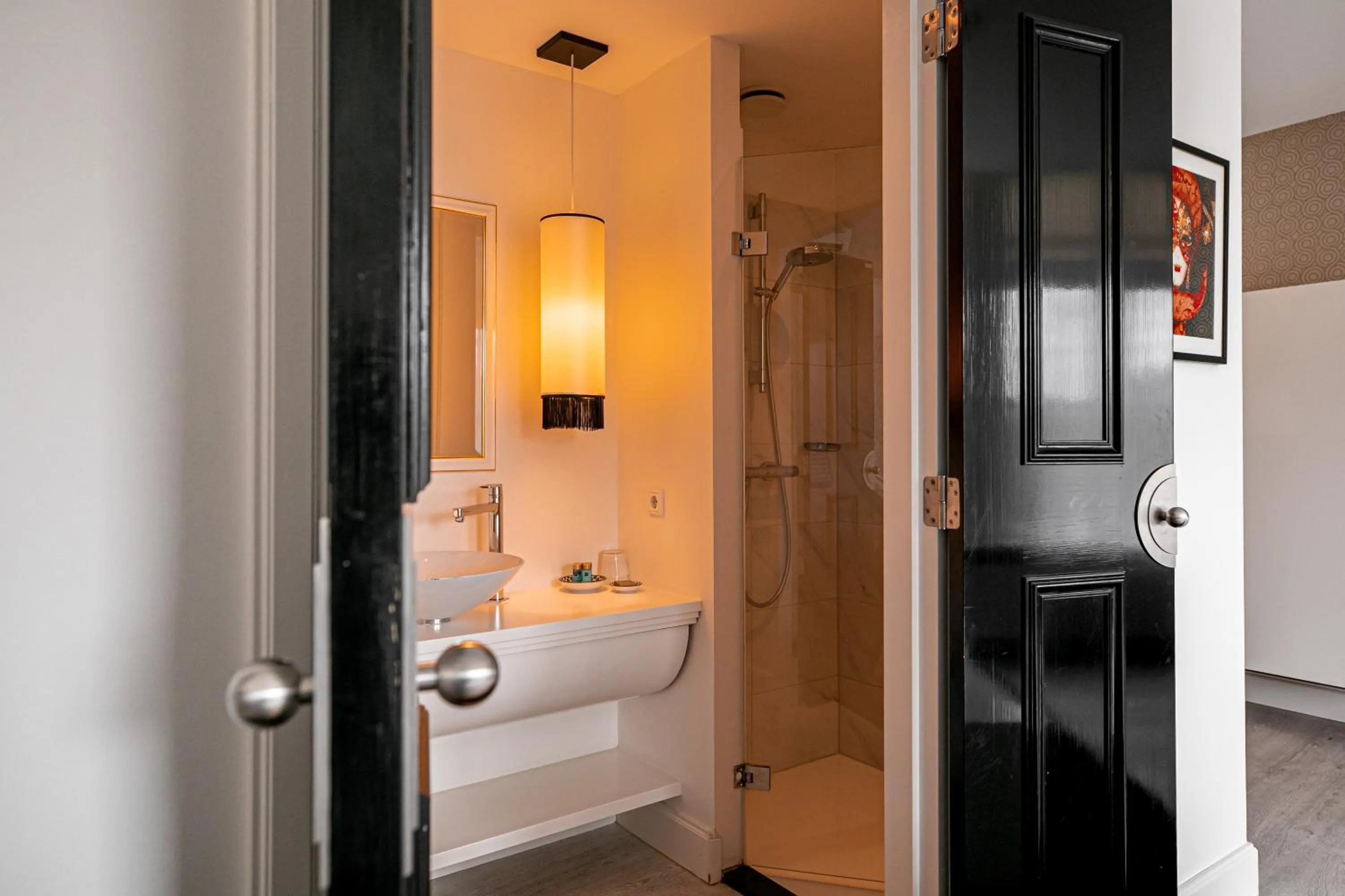 Shower, Bed in Le Theatre