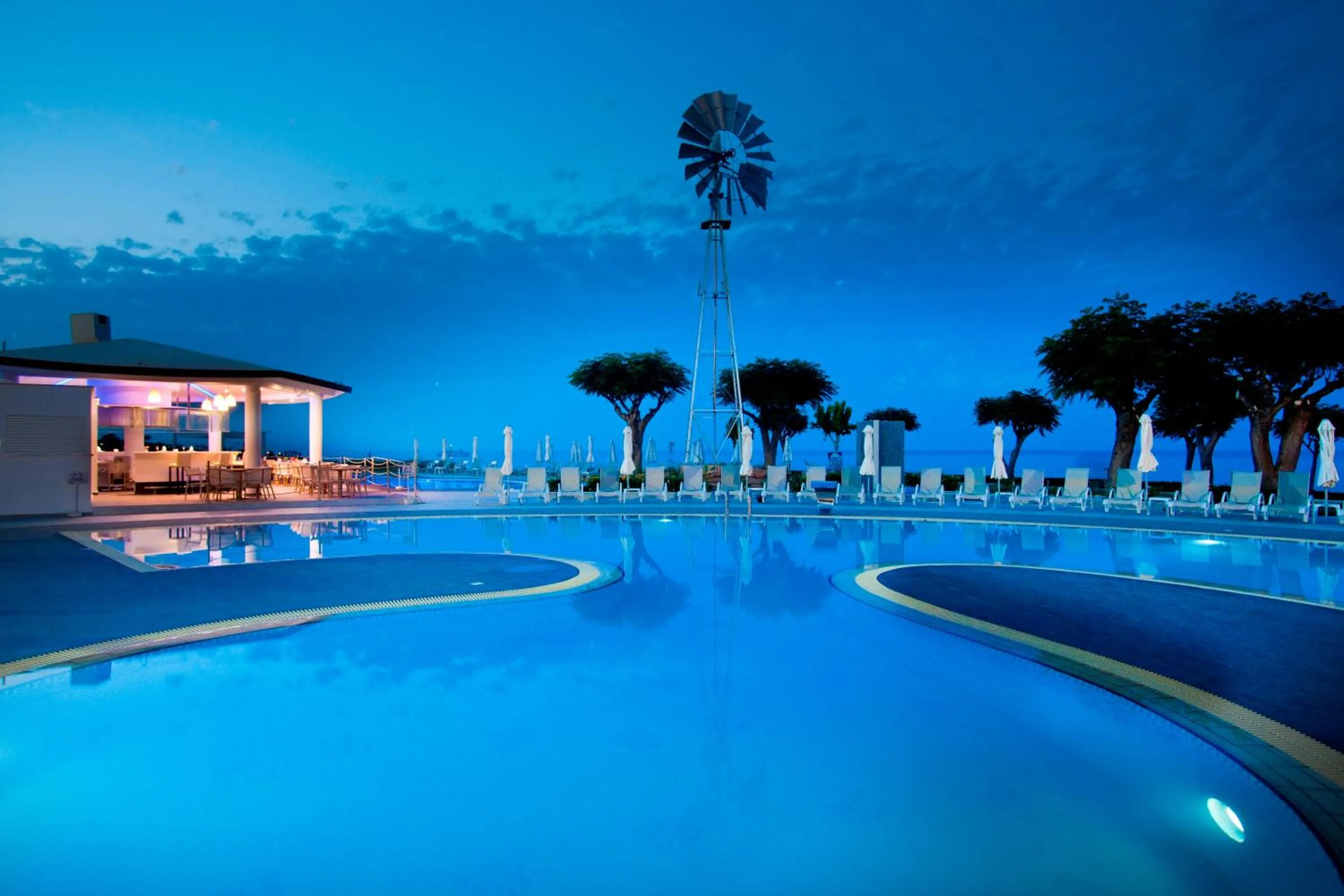 Swimming pool in Pernera Beach Hotel
